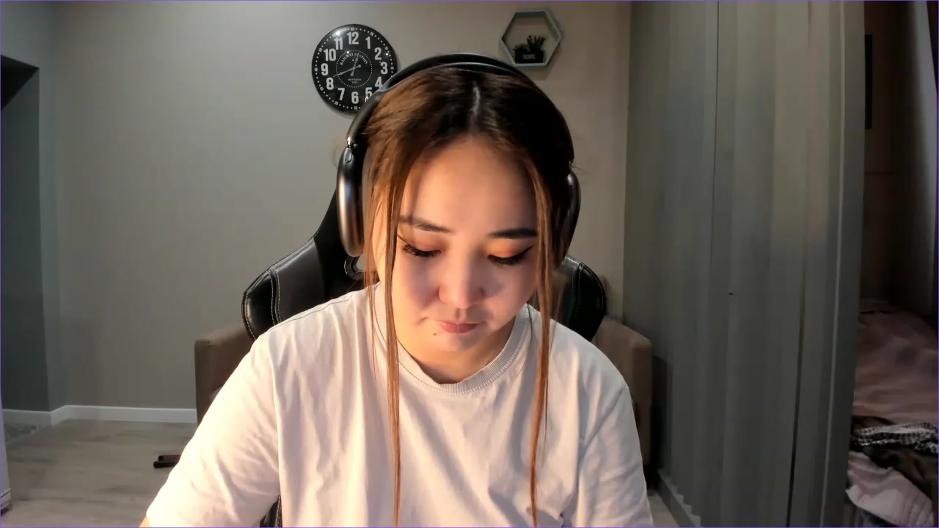 Gallery image thumbnail from Borra's myfreecams stream on, 11/27/2022, 08:54 image 7 of 20