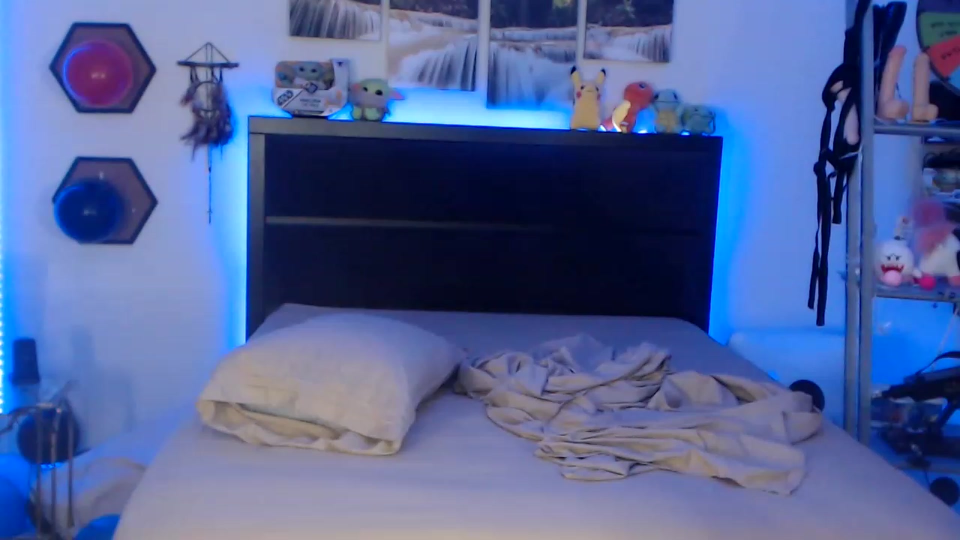 Gallery image thumbnail from BostonBeckyy's myfreecams stream on, 12/22/2022, 03:58 image 17 of 20