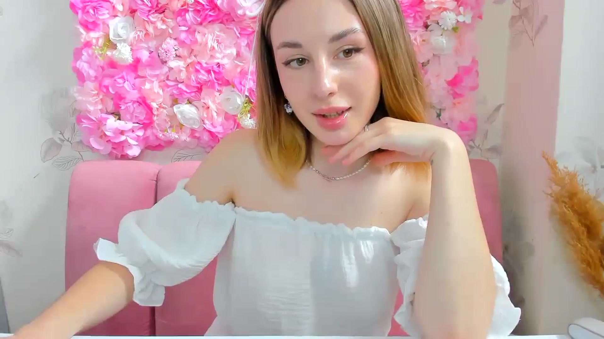 Gallery image thumbnail from BrayniJuun's myfreecams stream on, 06/11/2024, 08:06 image 8 of 20