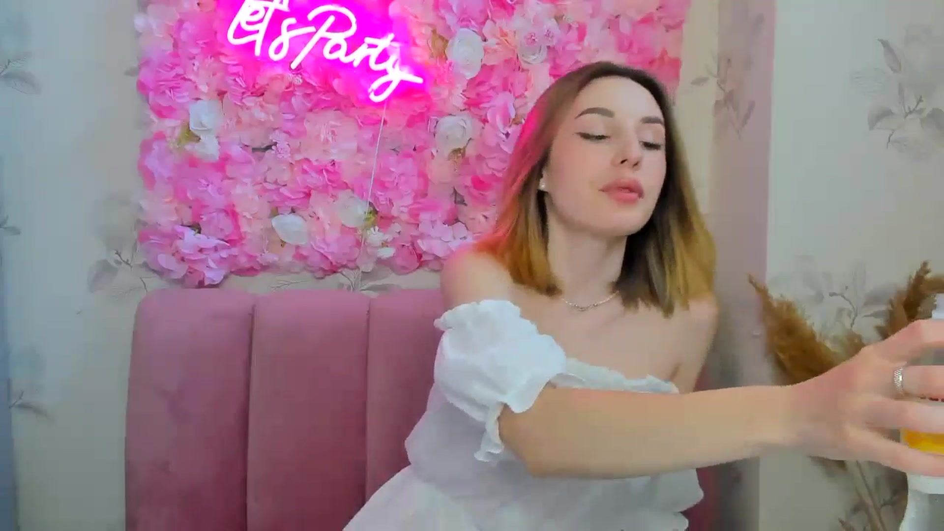 Gallery image thumbnail from BrayniJuun's myfreecams stream on, 06/18/2024, 09:00 image 14 of 20