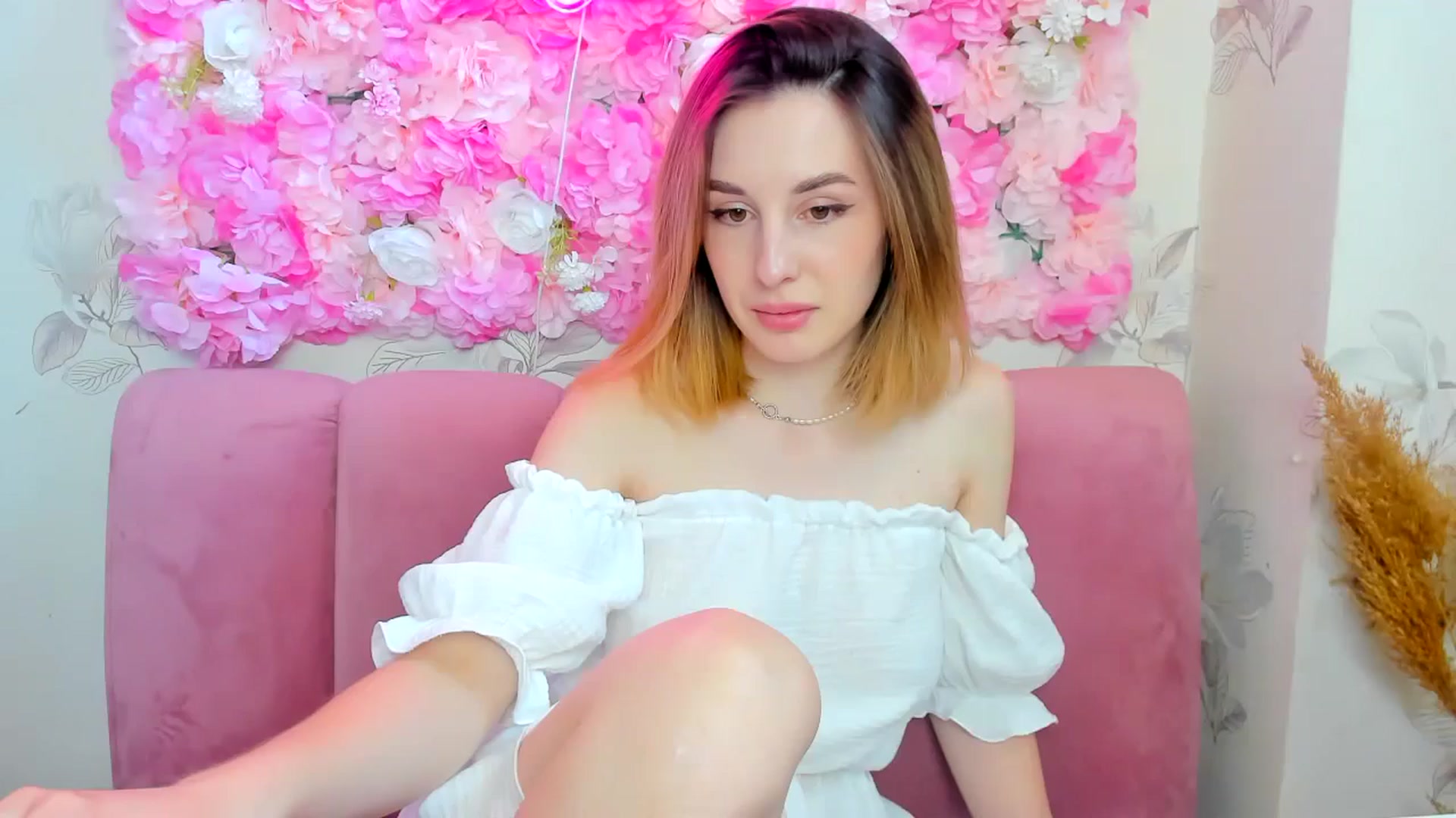 Gallery image thumbnail from BrayniJuun's myfreecams stream on, 06/18/2024, 10:07 image 14 of 20