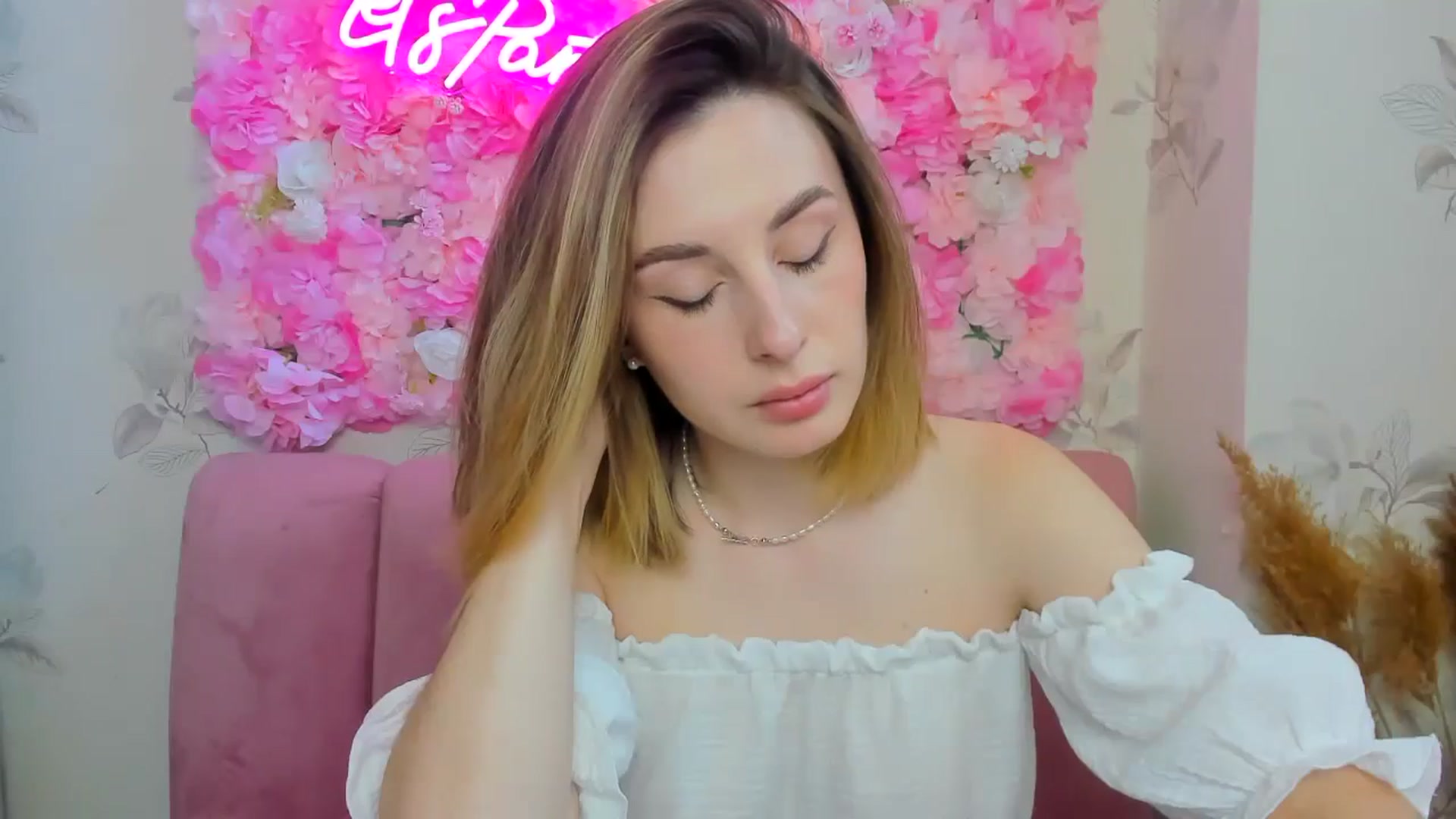 Gallery image thumbnail from BrayniJuun's myfreecams stream on, 06/18/2024, 10:07 image 4 of 20
