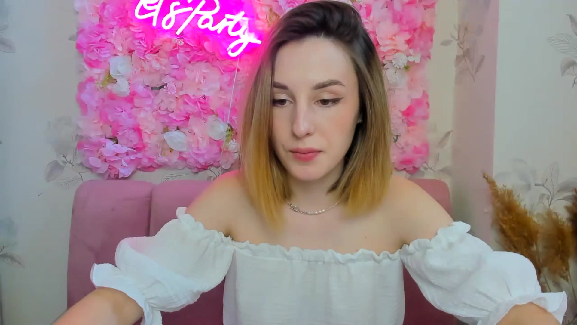 Gallery image thumbnail from BrayniJuun's myfreecams stream on, 06/18/2024, 10:07 image 3 of 20