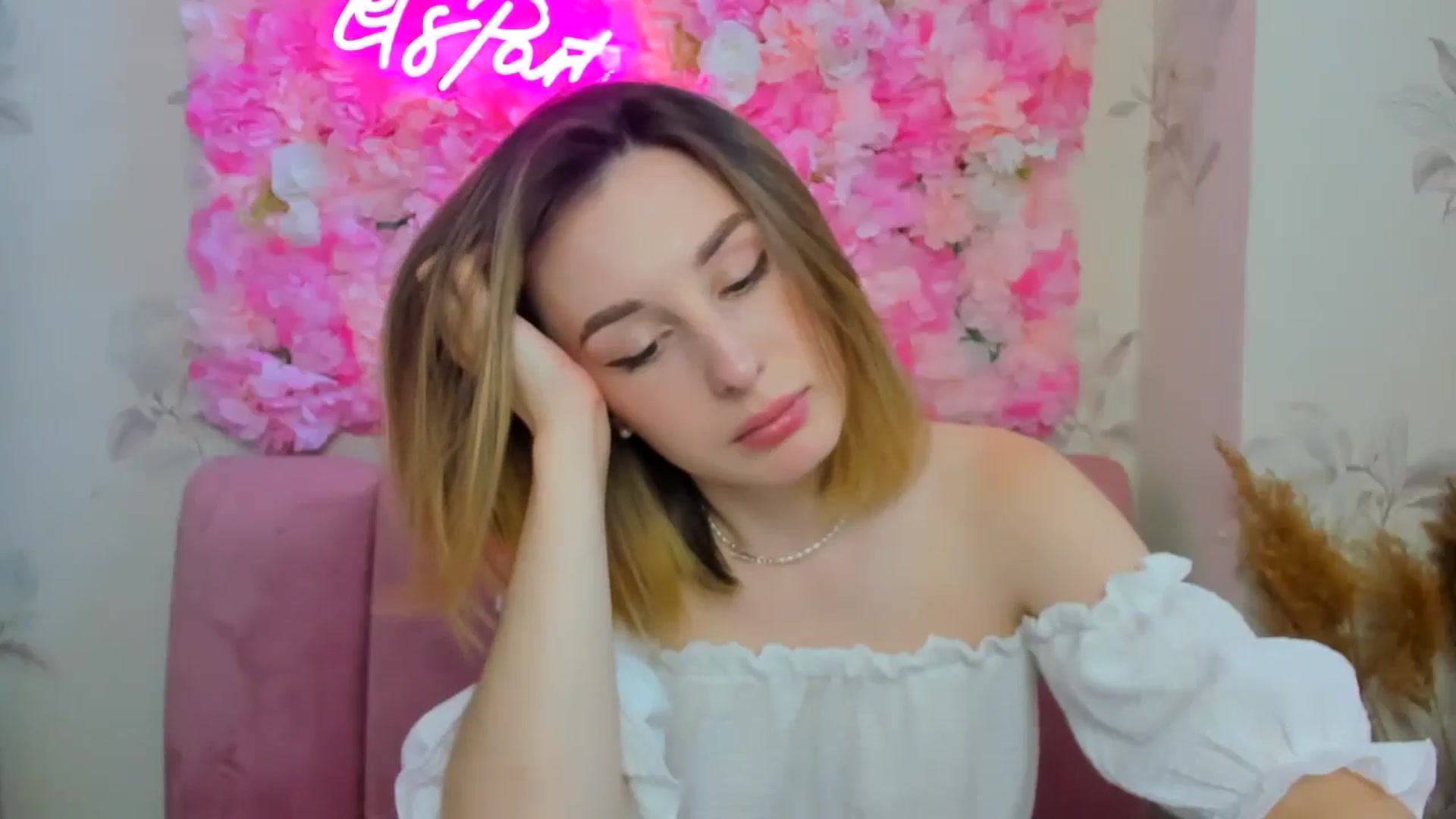 Gallery image thumbnail from BrayniJuun's myfreecams stream on, 06/18/2024, 10:07 image 5 of 20