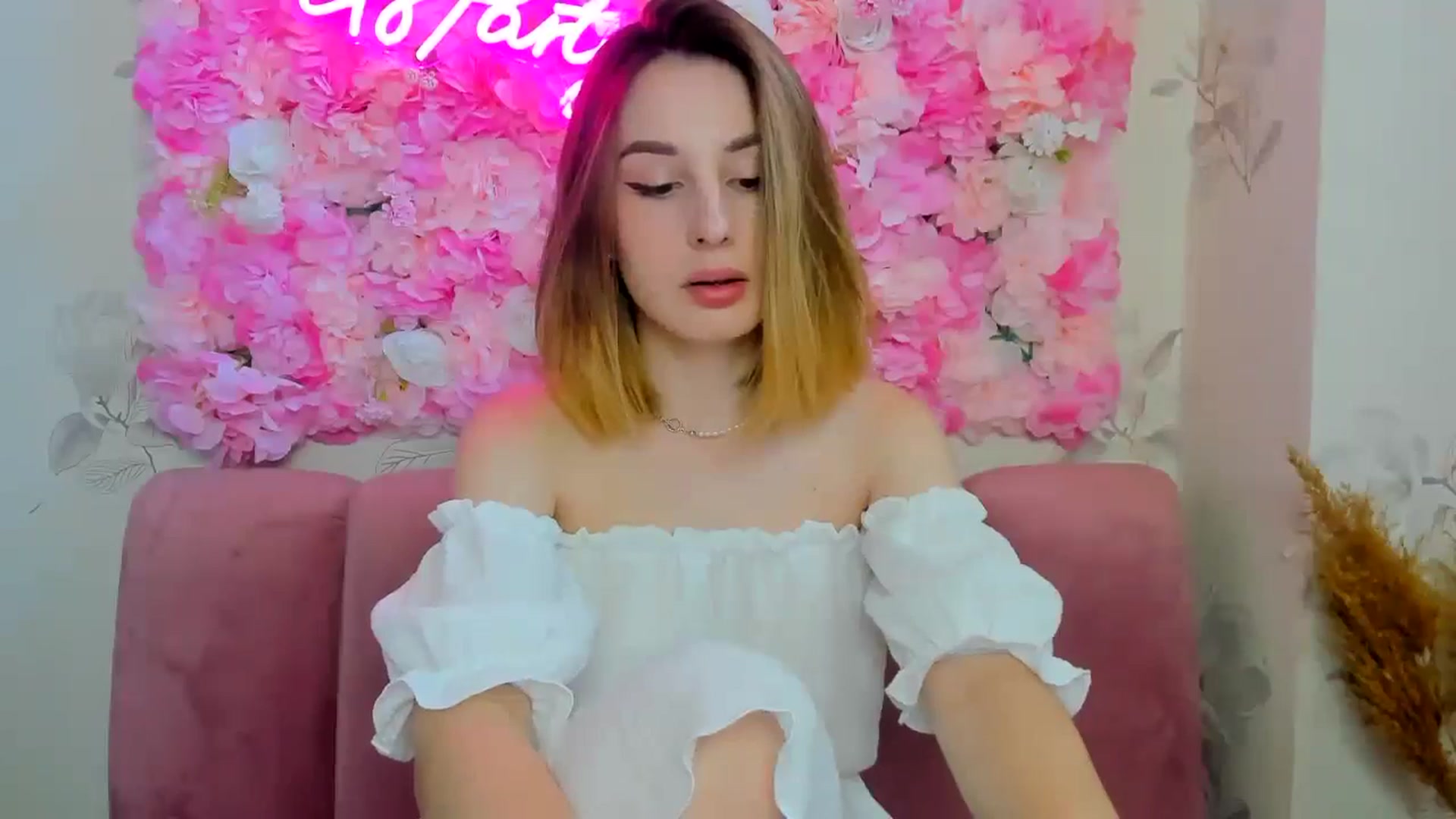 Gallery image thumbnail from BrayniJuun's myfreecams stream on, 06/18/2024, 10:07 image 7 of 20