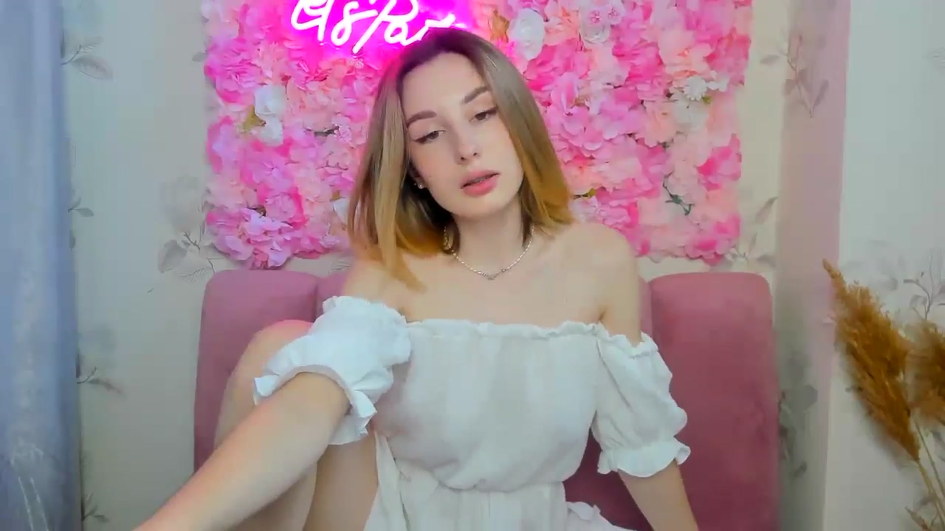 Gallery image thumbnail from BrayniJuun's myfreecams stream on, 06/18/2024, 11:43 image 6 of 20