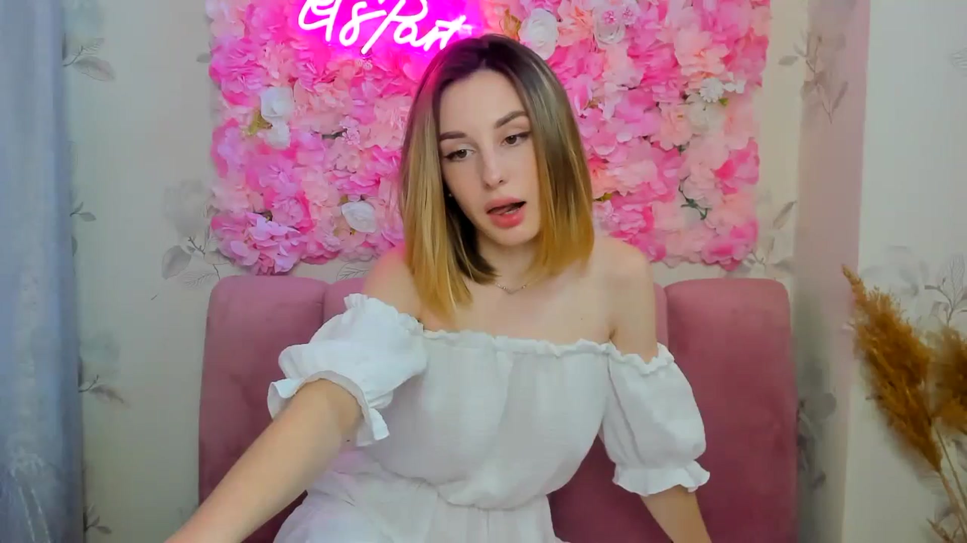 Gallery image thumbnail from BrayniJuun's myfreecams stream on, 06/18/2024, 11:43 image 14 of 20