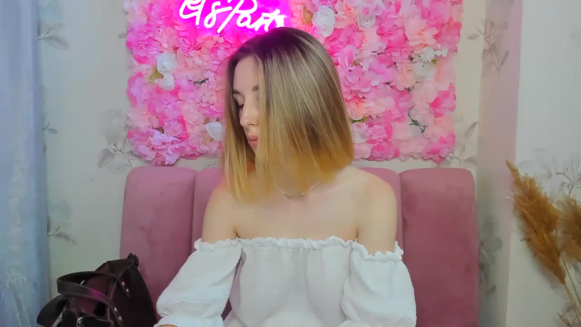 Gallery image thumbnail from BrayniJuun's myfreecams stream on, 06/18/2024, 11:43 image 2 of 20