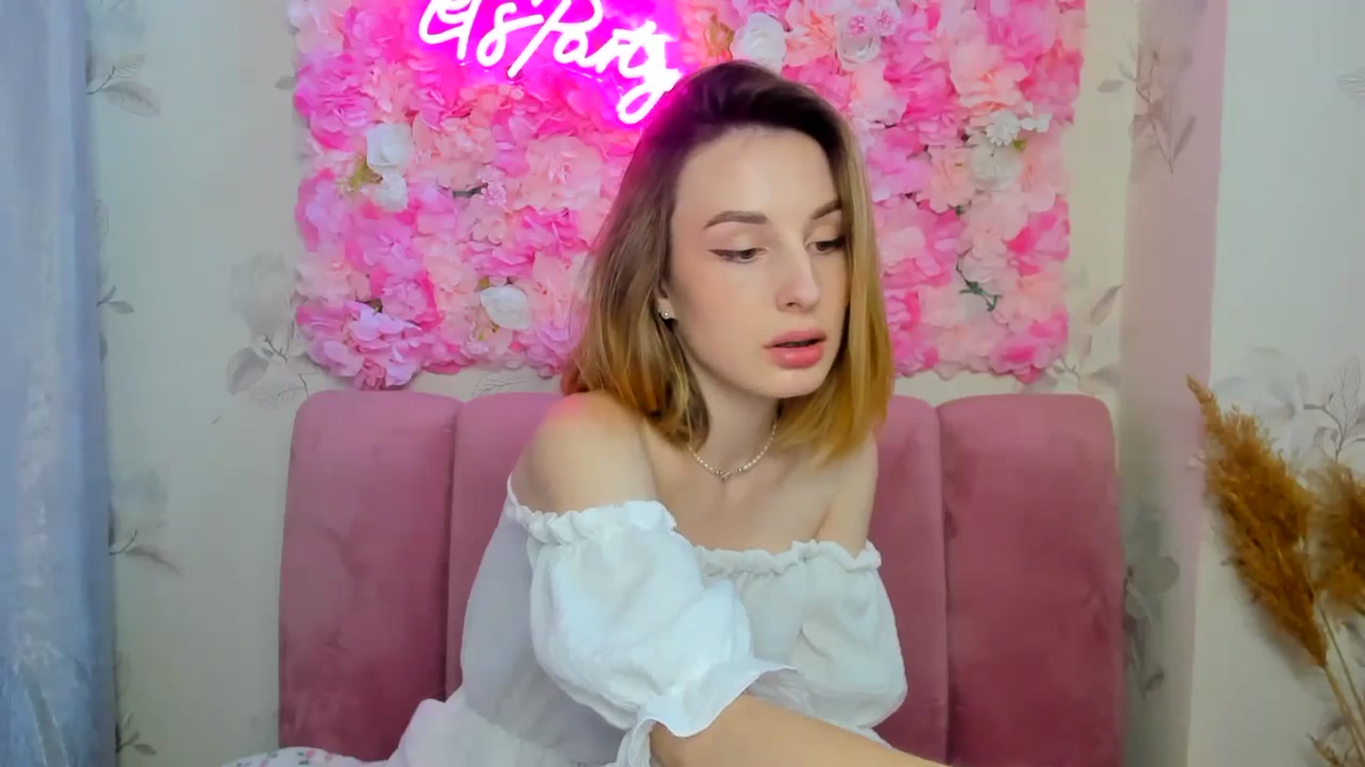 Gallery image thumbnail from BrayniJuun's myfreecams stream on, 06/18/2024, 11:43 image 8 of 20