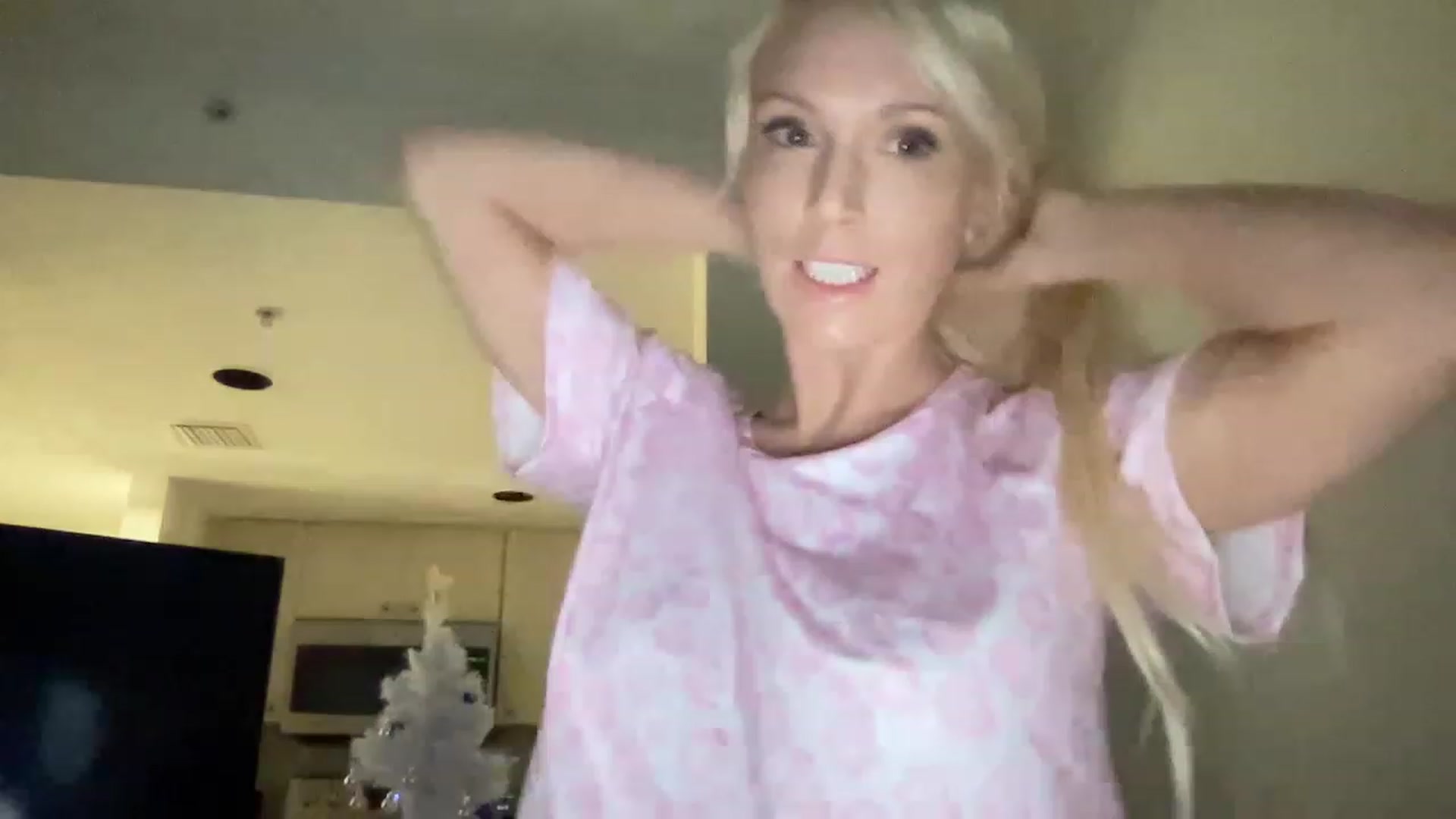 Gallery image thumbnail from Brees_ROOM's myfreecams stream on, 12/31/2022, 22:53 image 15 of 20