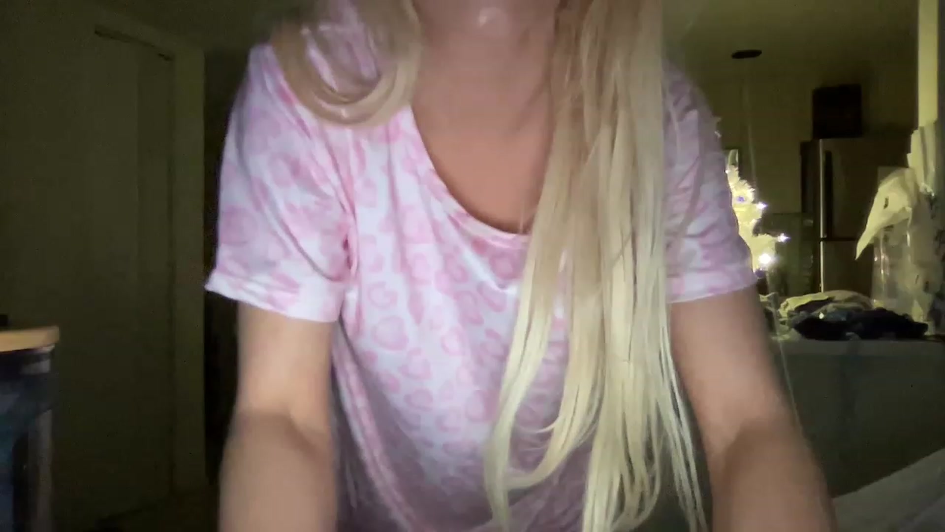 Gallery image thumbnail from Brees_ROOM's myfreecams stream on, 01/01/2023, 24:10 image 13 of 20