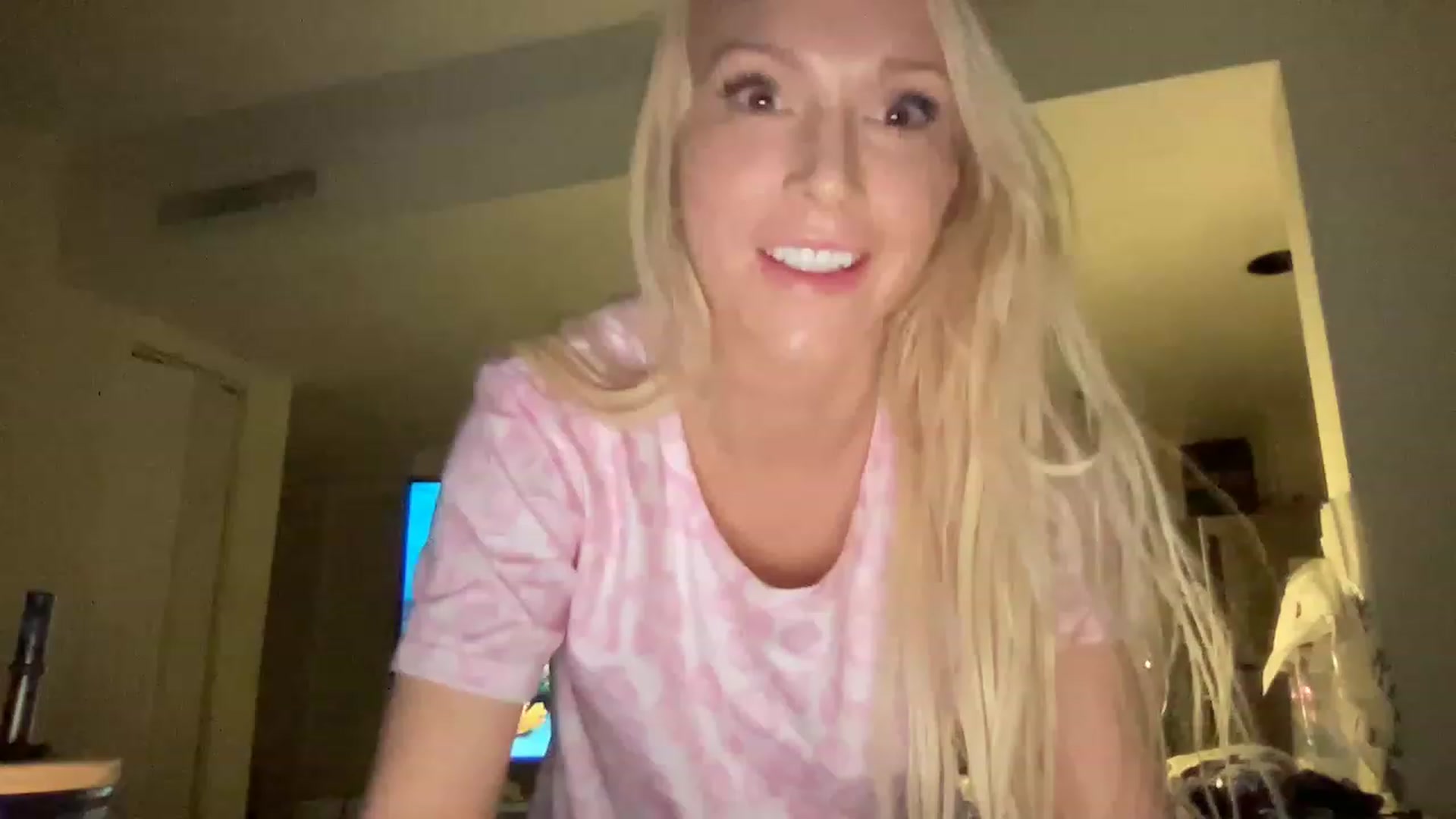 Gallery image thumbnail from Brees_ROOM's myfreecams stream on, 01/01/2023, 24:10 image 11 of 20