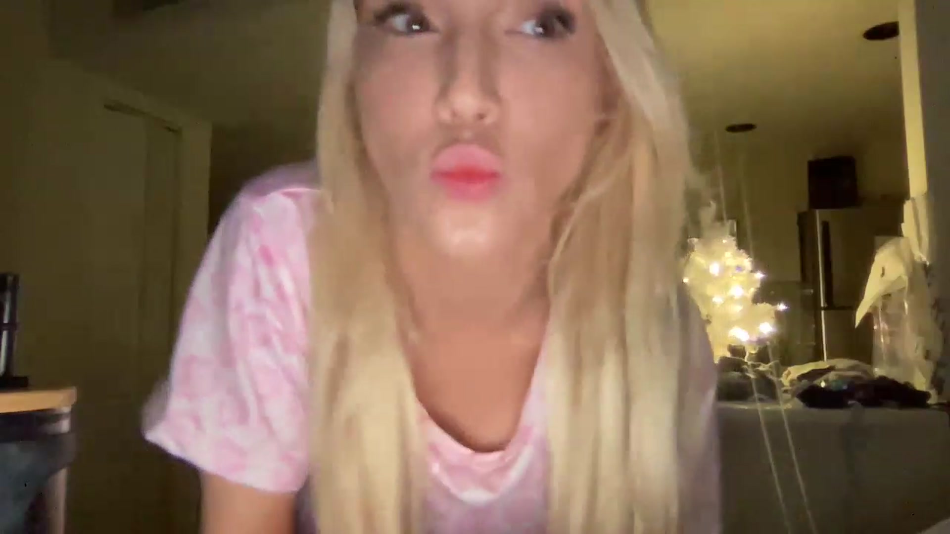 Gallery image thumbnail from Brees_ROOM's myfreecams stream on, 01/01/2023, 24:10 image 14 of 20