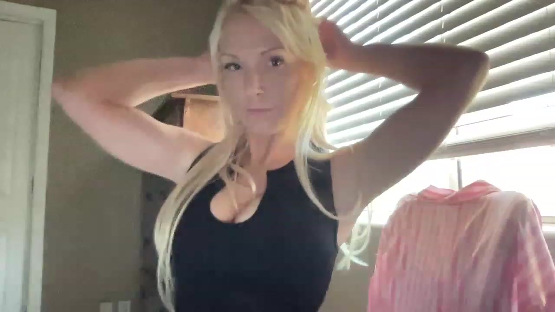 Gallery image thumbnail from Brees_ROOM's myfreecams stream on, 03/08/2023, 17:59 image 8 of 20