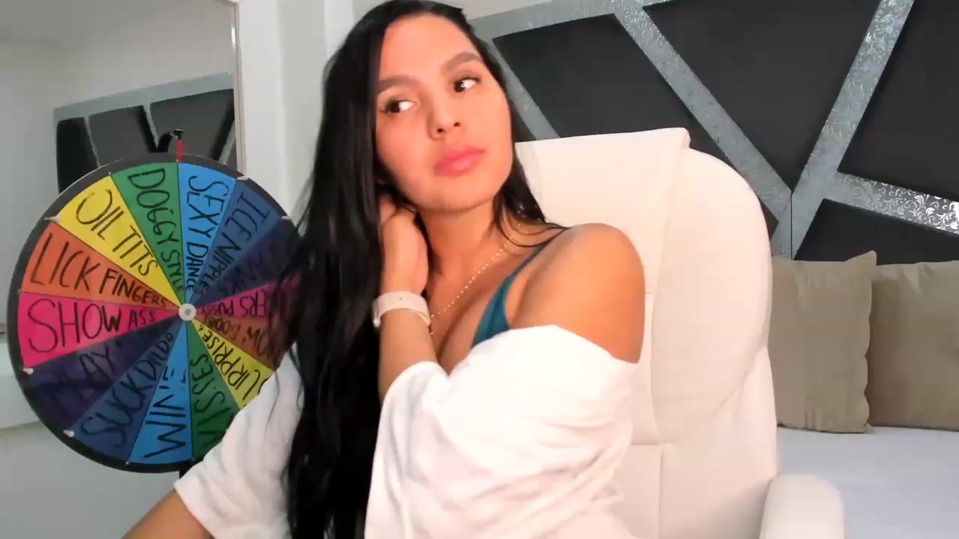 Gallery image thumbnail from BrendaBuiles's myfreecams stream on, 12/15/2022, 03:42 image 9 of 20