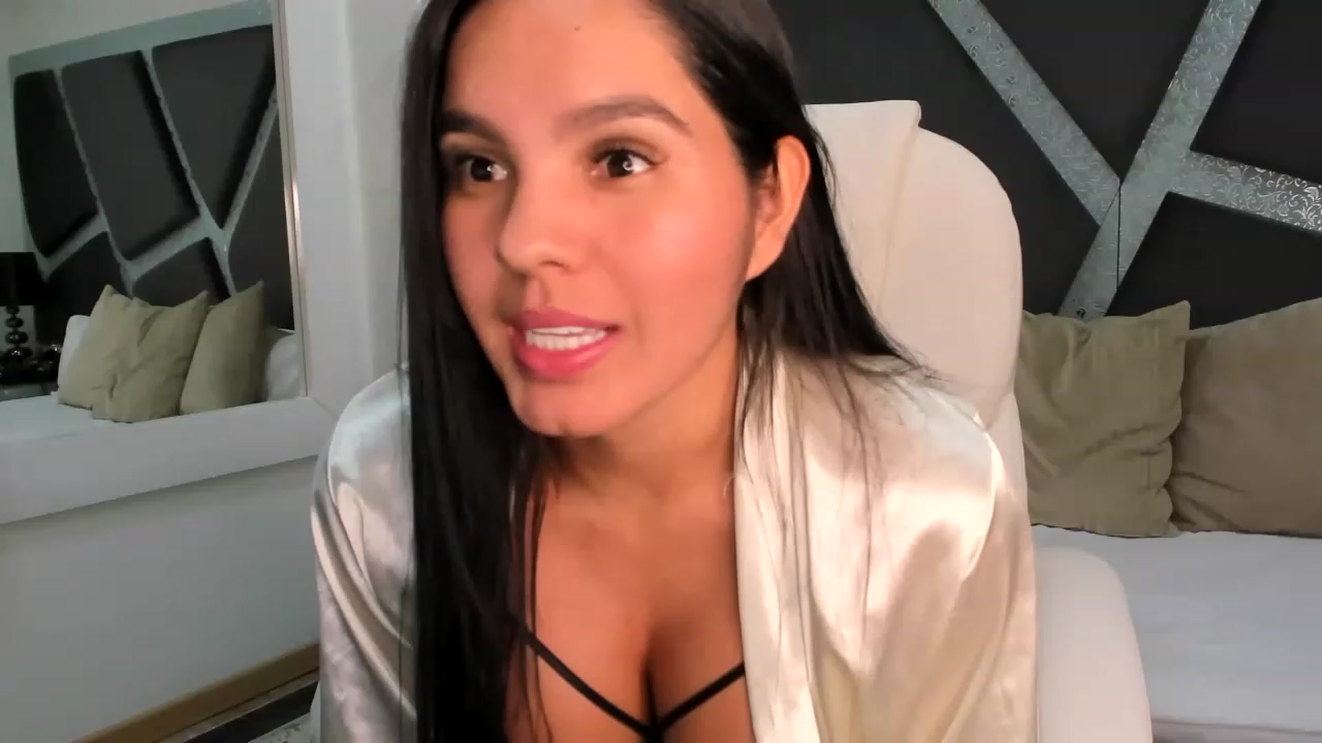 Gallery image thumbnail from BrendaBuiles's myfreecams stream on, 12/16/2022, 17:15 image 5 of 20