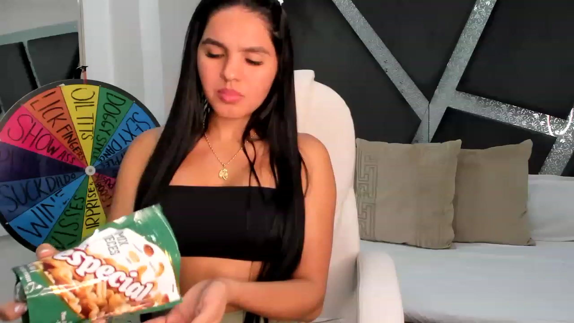 Gallery image thumbnail from BrendaBuiles's myfreecams stream on, 12/28/2022, 24:24 image 17 of 20