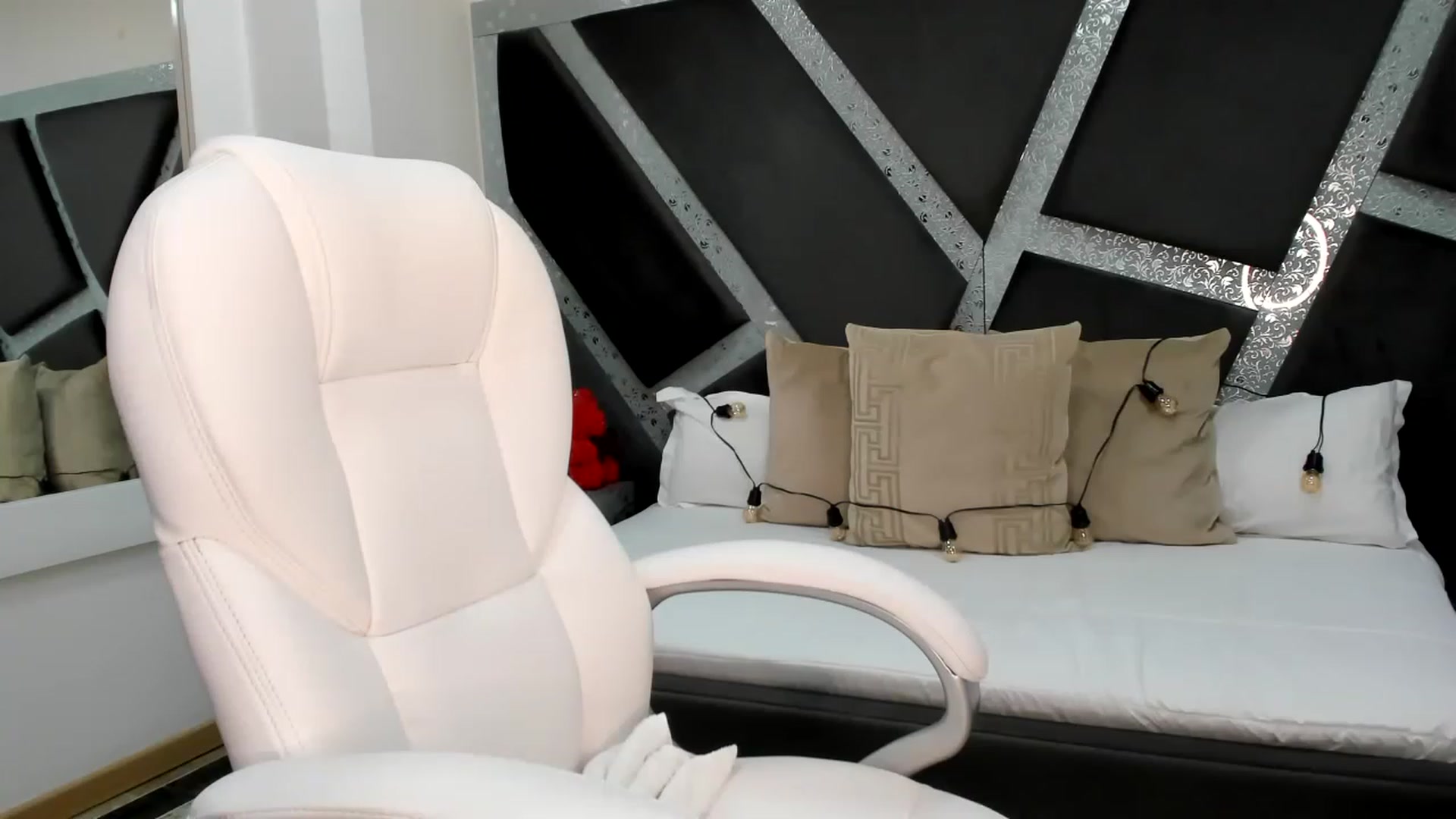 Gallery image thumbnail from BrendaBuiles's myfreecams stream on, 04/26/2023, 24:02 image 12 of 20