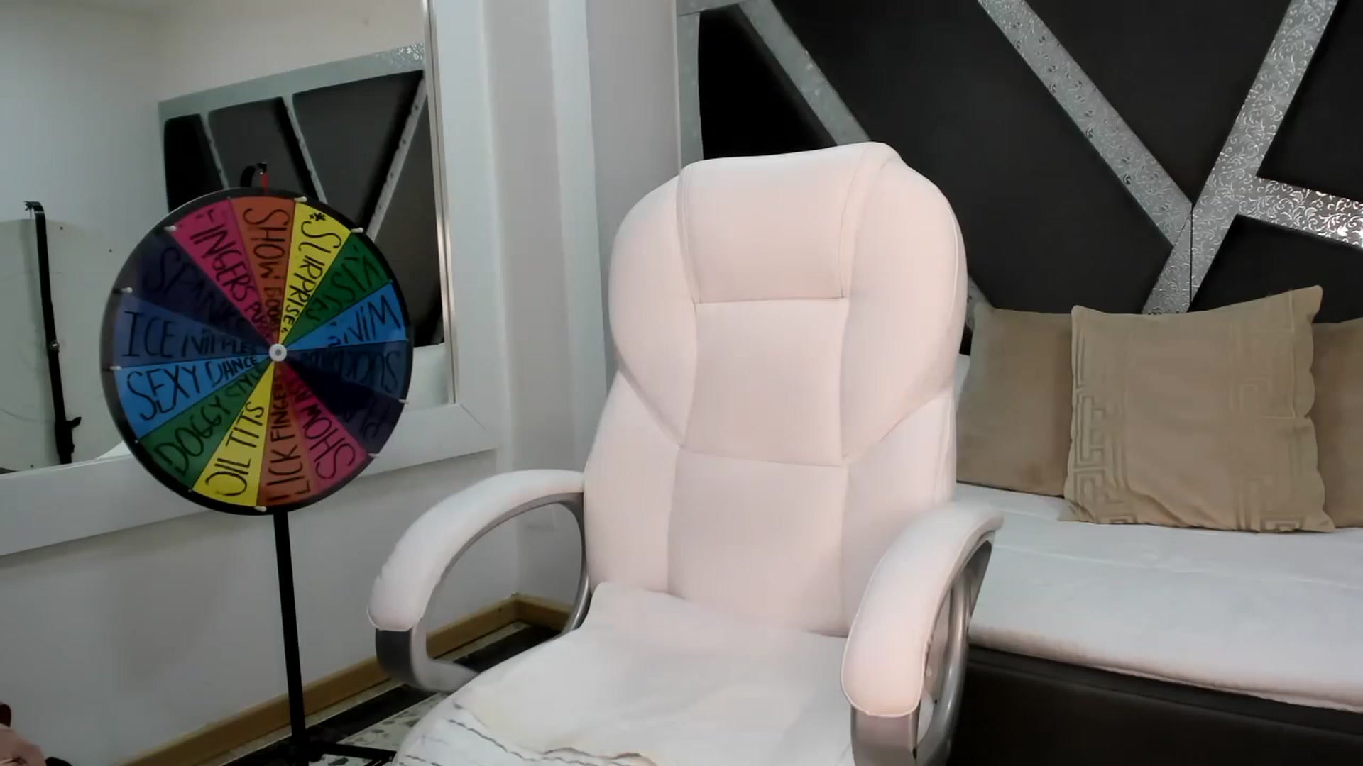 Gallery image thumbnail from BrendaBuiles's myfreecams stream on, 05/12/2023, 23:13 image 15 of 20