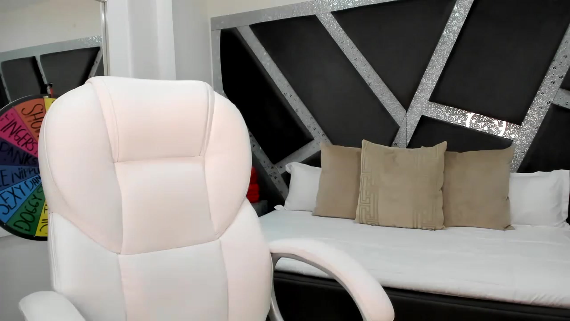 Gallery image thumbnail from BrendaBuiles's myfreecams stream on, 05/25/2023, 24:20 image 6 of 20