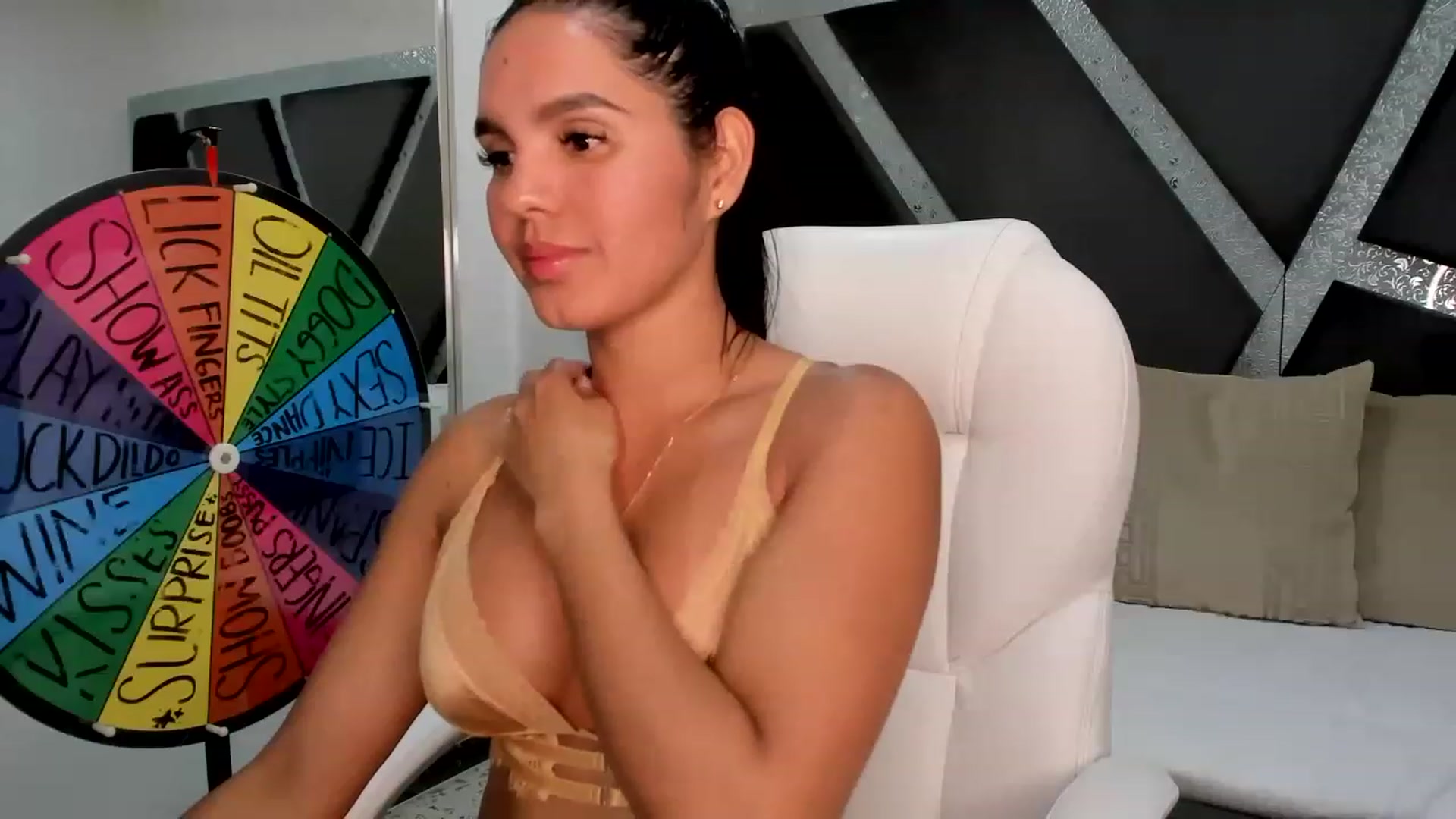 Gallery image thumbnail from BrendaBuiles's myfreecams stream on, 06/29/2023, 02:26 image 14 of 20