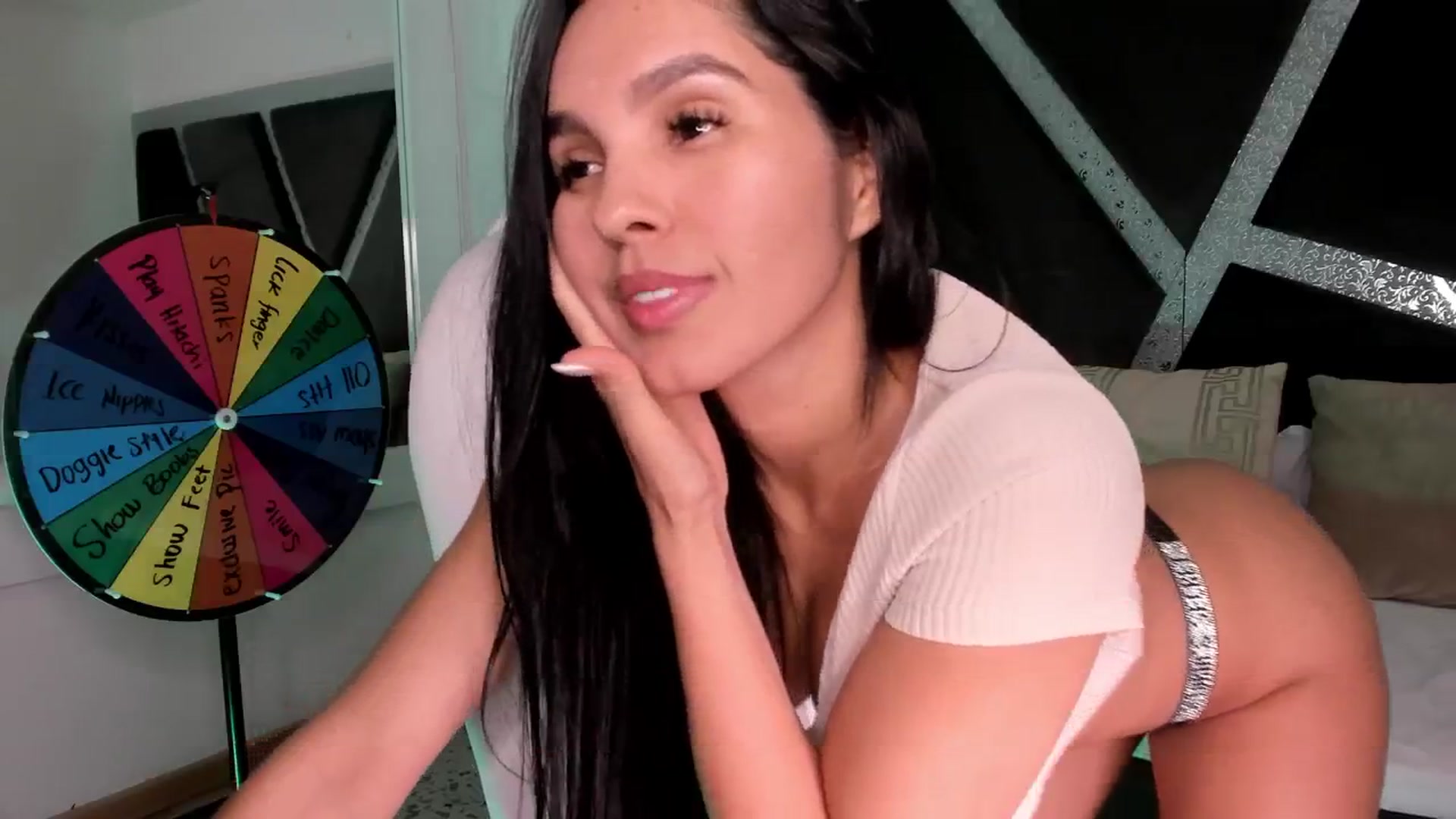 Gallery image thumbnail from BrendaBuiles's myfreecams stream on, 06/05/2024, 01:03 image 15 of 20