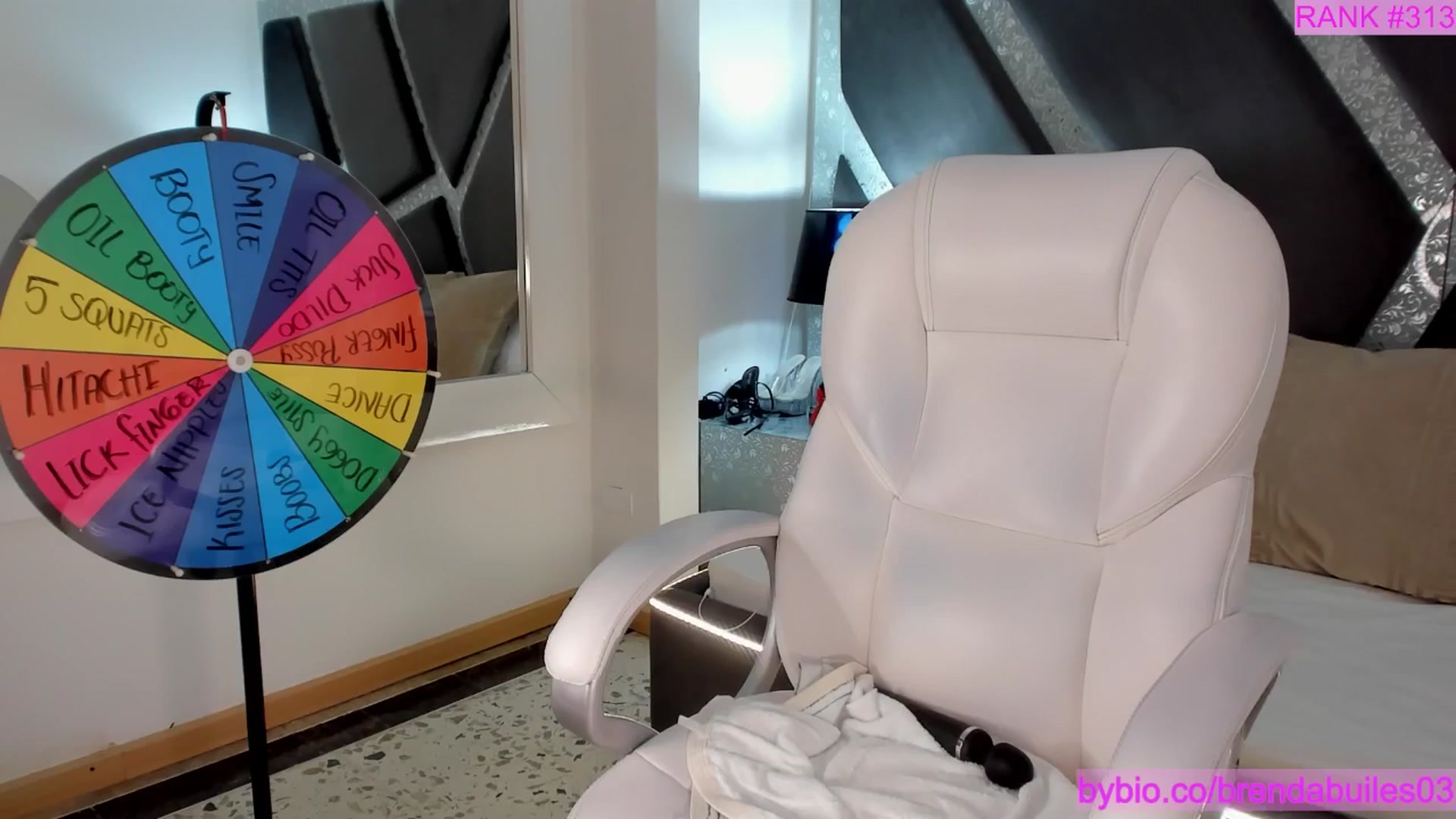 Gallery image thumbnail from BrendaBuiles's myfreecams stream on, 04/29/2025, 24:03 image 10 of 20