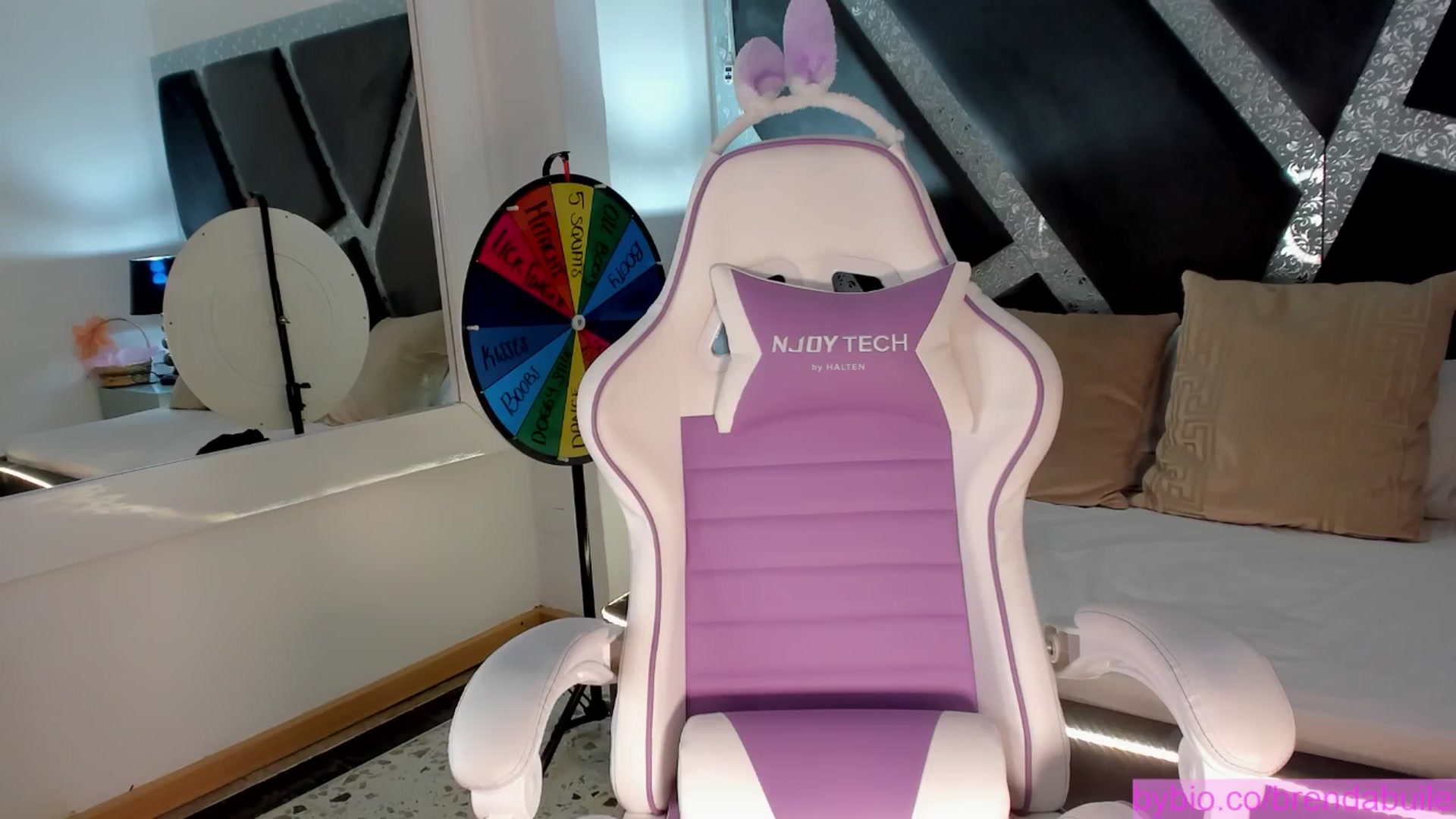 Gallery image thumbnail from BrendaBuiles's myfreecams stream on, 08/07/2025, 24:45 image 10 of 20