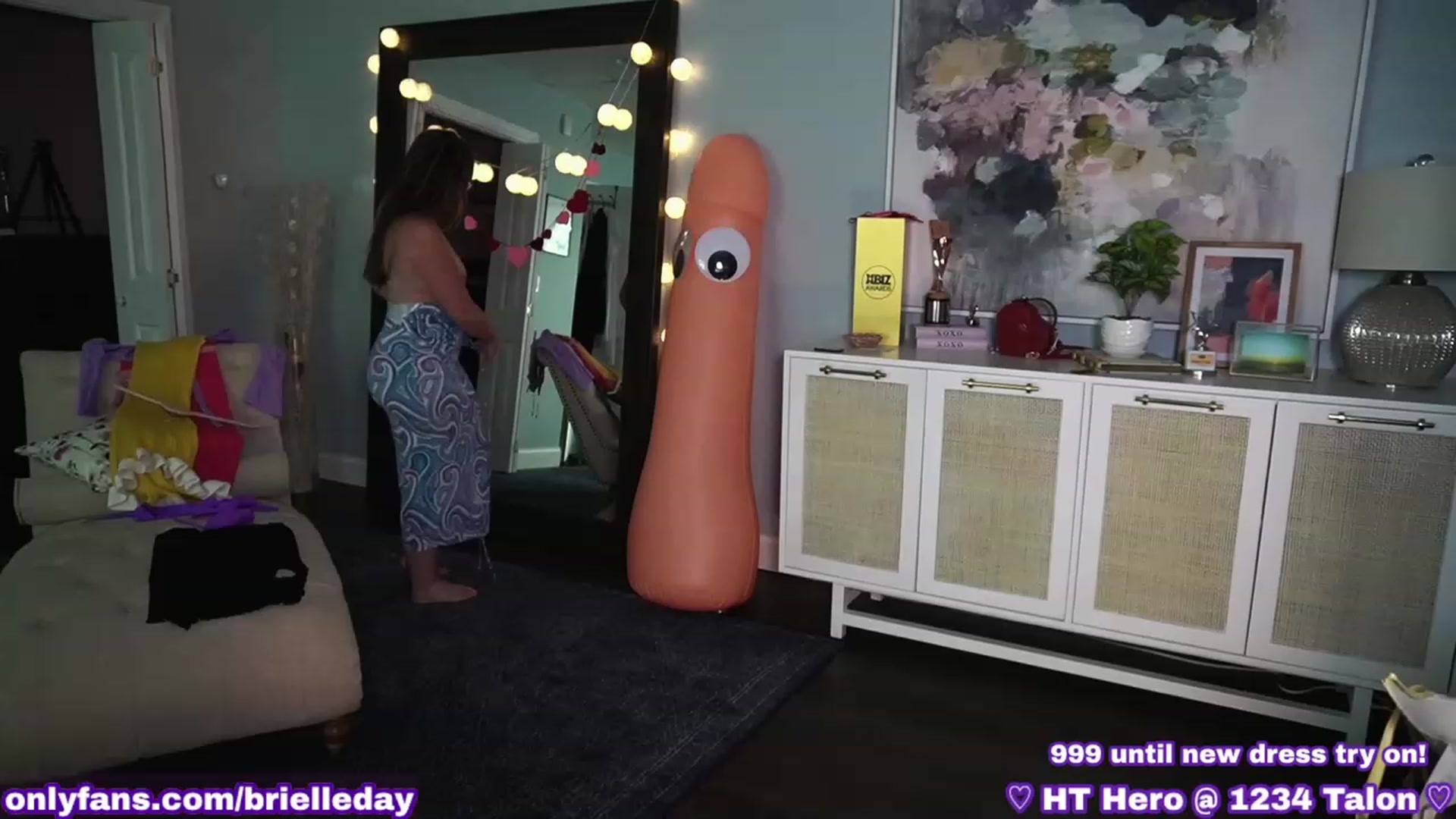 Gallery image thumbnail from BrielleDay's myfreecams stream on, 08/03/2023, 22:07 image 12 of 20