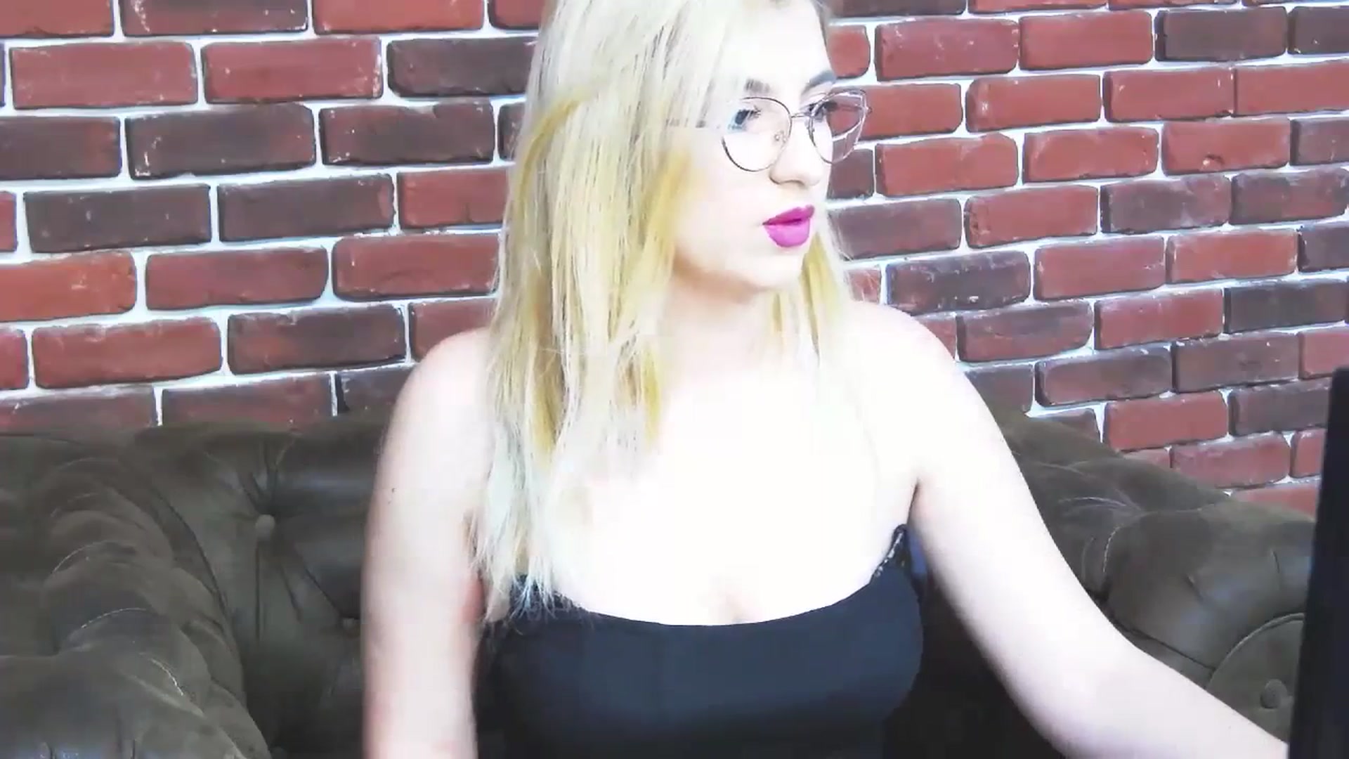 Gallery image thumbnail from BrigitteW_'s myfreecams stream on, 12/21/2023, 20:40 image 4 of 20