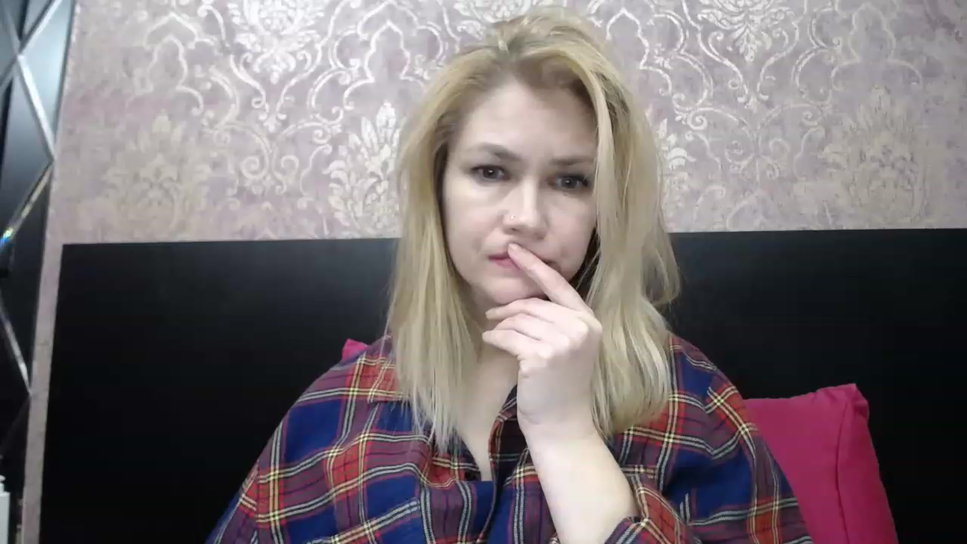 Gallery image thumbnail from Brilliant77's myfreecams stream on, 12/23/2022, 21:00 image 14 of 20