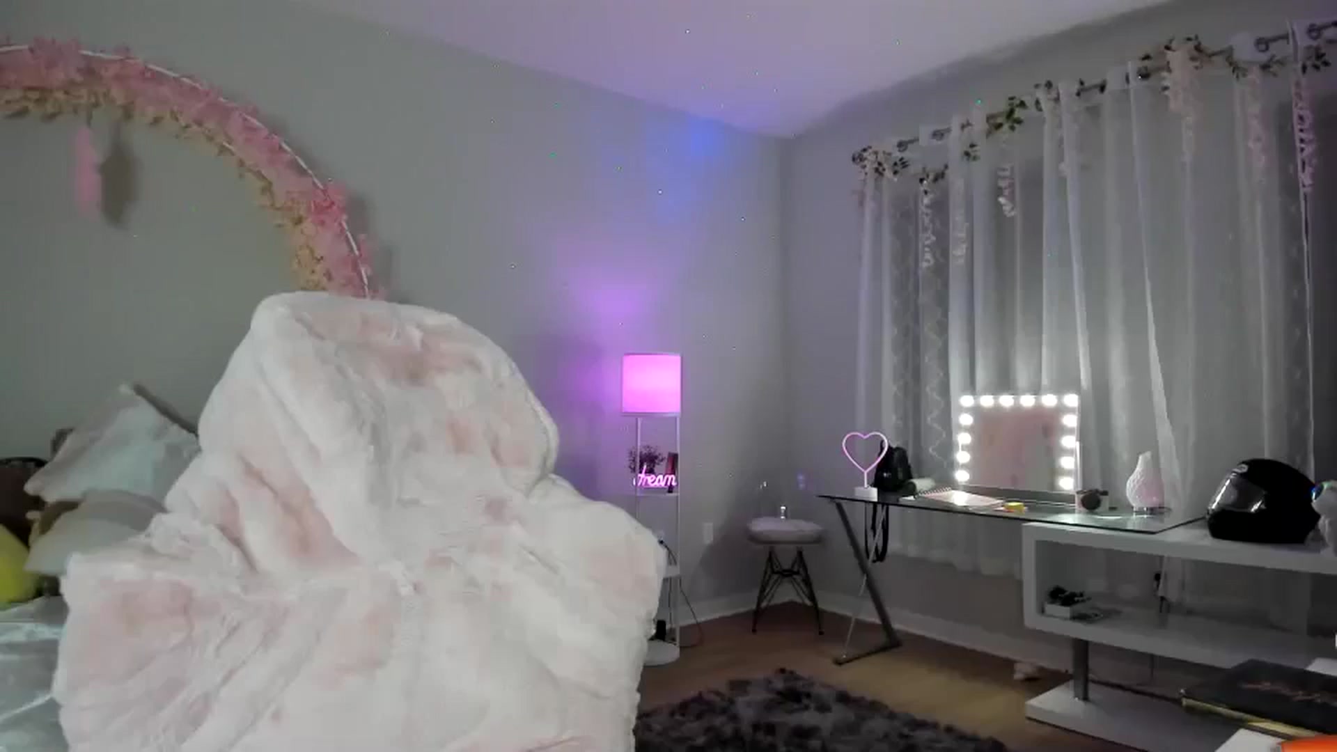 Gallery image thumbnail from BrinaNellie_'s myfreecams stream on, 03/19/2024, 03:40 image 14 of 20