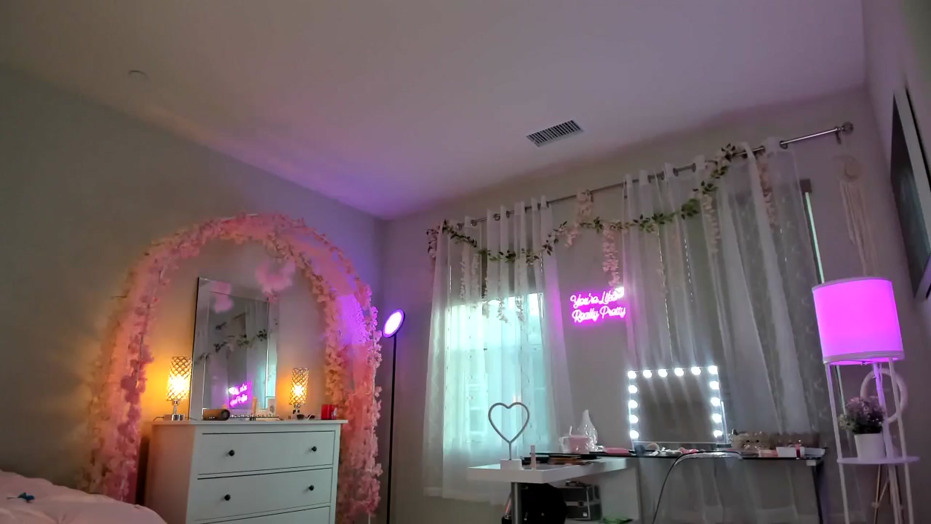 Gallery image thumbnail from BrinaNellie_'s myfreecams stream on, 05/30/2024, 02:44 image 19 of 20