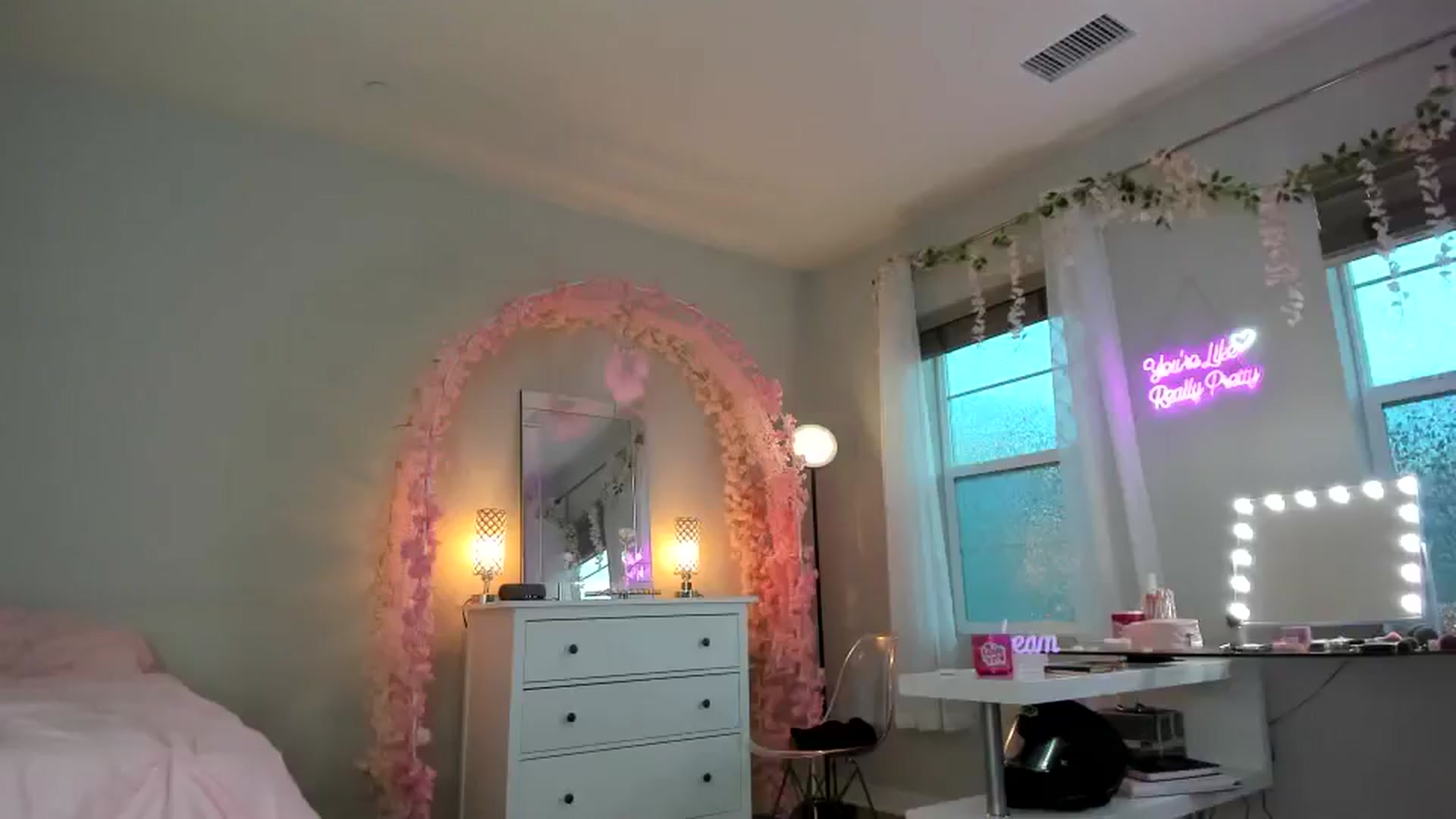Gallery image thumbnail from BrinaNellie_'s myfreecams stream on, 06/06/2024, 03:59 image 10 of 20