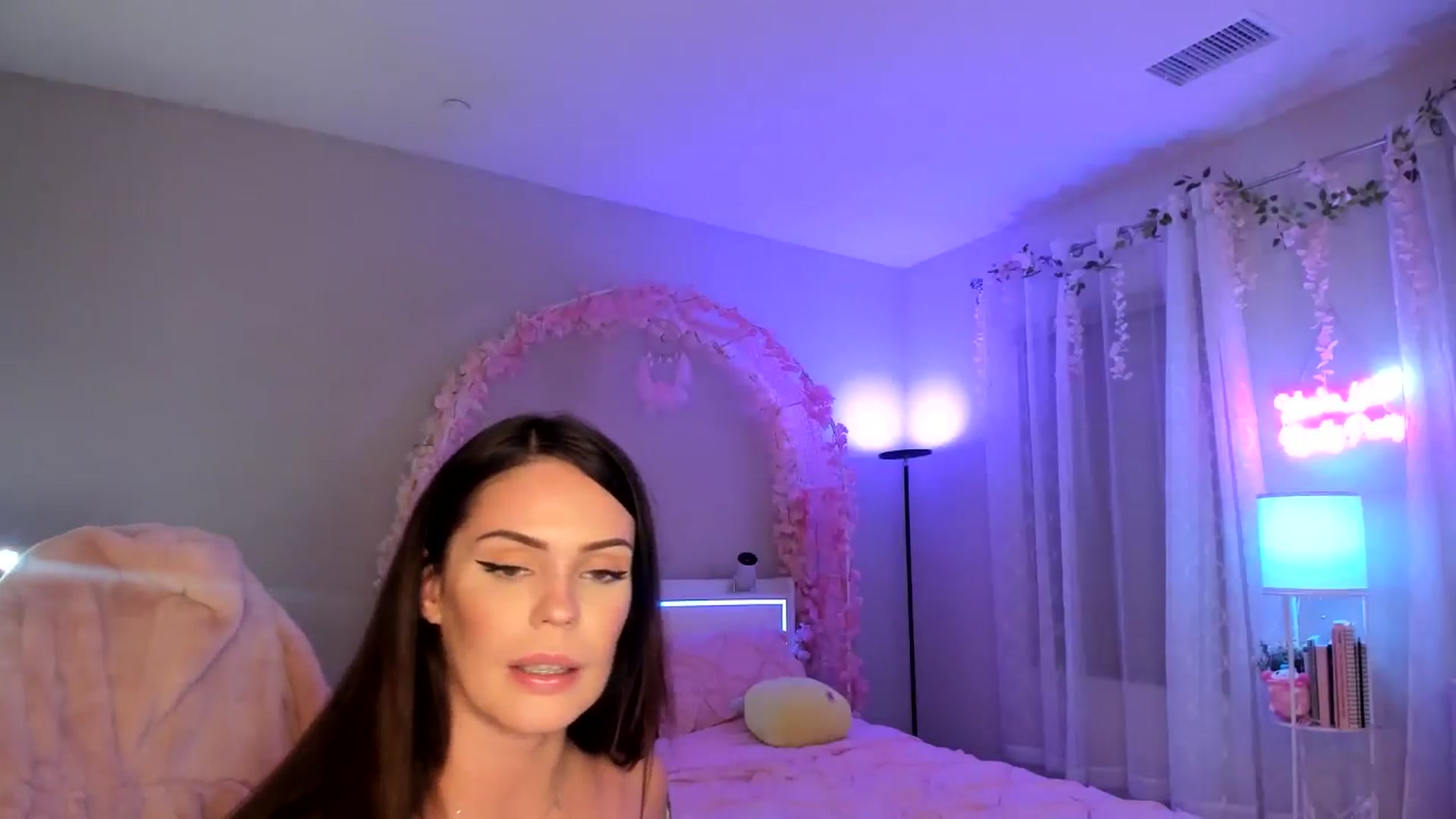 Gallery image thumbnail from BrinaNellie_'s myfreecams stream on, 10/03/2024, 07:13 image 17 of 20
