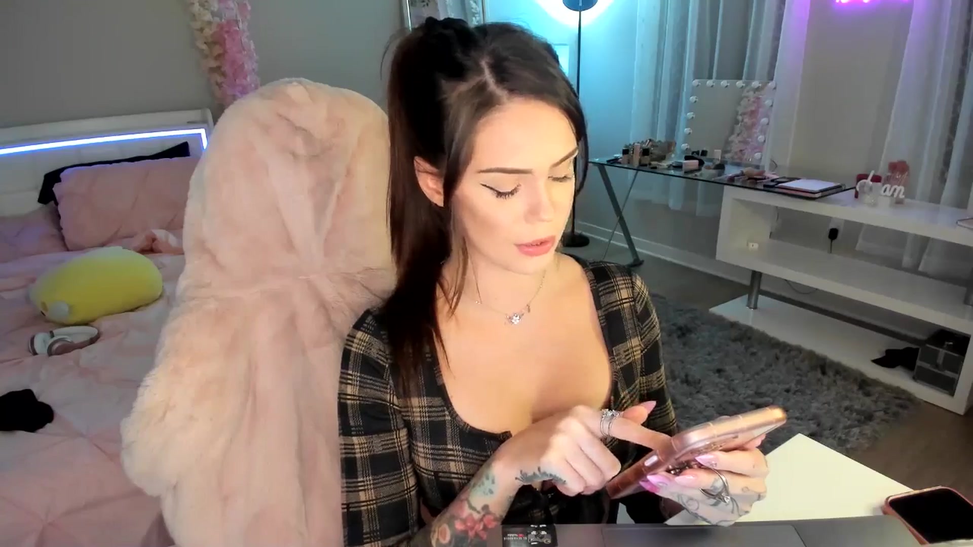 Gallery image thumbnail from BrinaNellie_'s myfreecams stream on, 10/10/2024, 05:15 image 10 of 20