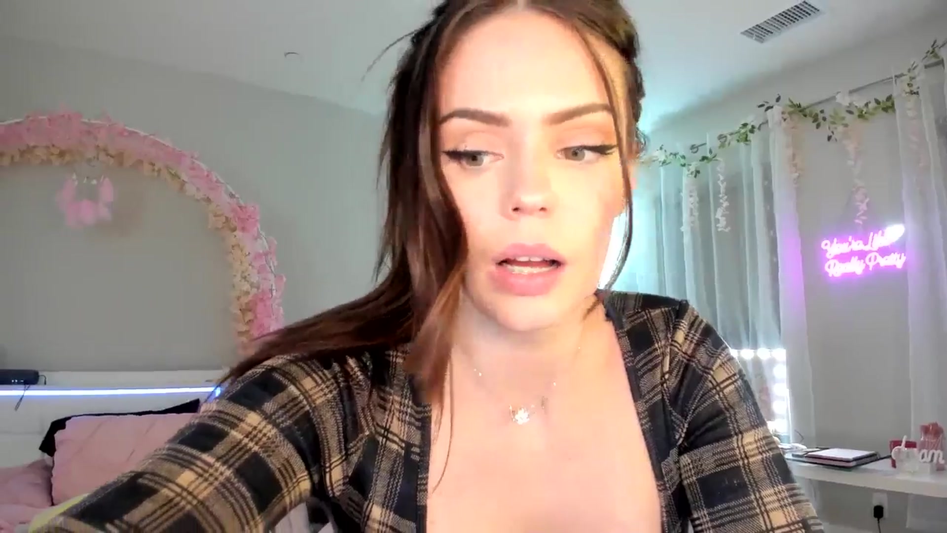 Gallery image thumbnail from BrinaNellie_'s myfreecams stream on, 10/10/2024, 10:51 image 4 of 20