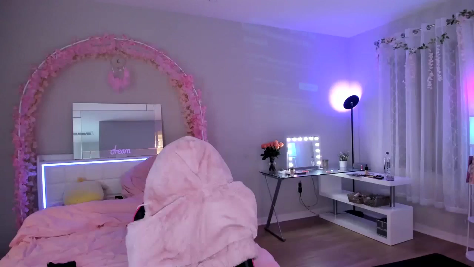 Gallery image thumbnail from BrinaNellie_'s myfreecams stream on, 11/21/2024, 06:04 image 2 of 20