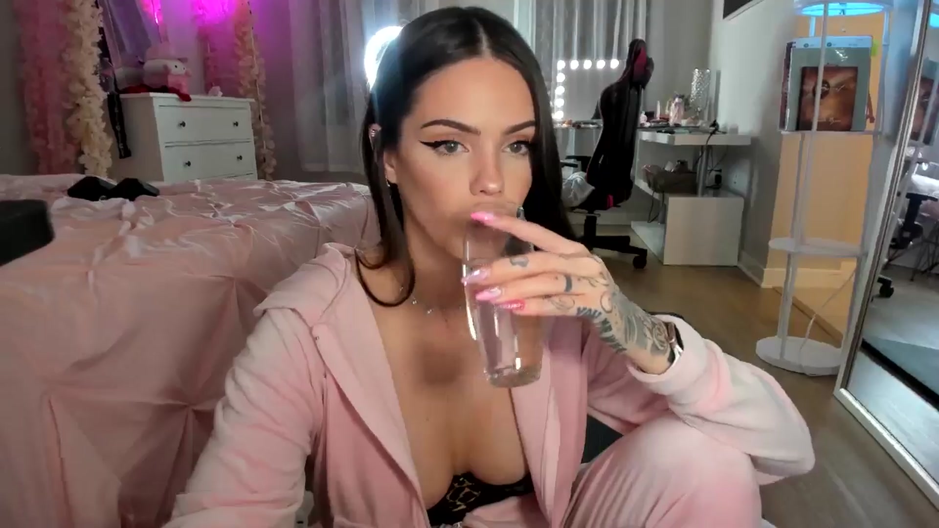 Gallery image thumbnail from BrinaNellie_'s myfreecams stream on, 12/30/2024, 04:37 image 4 of 20