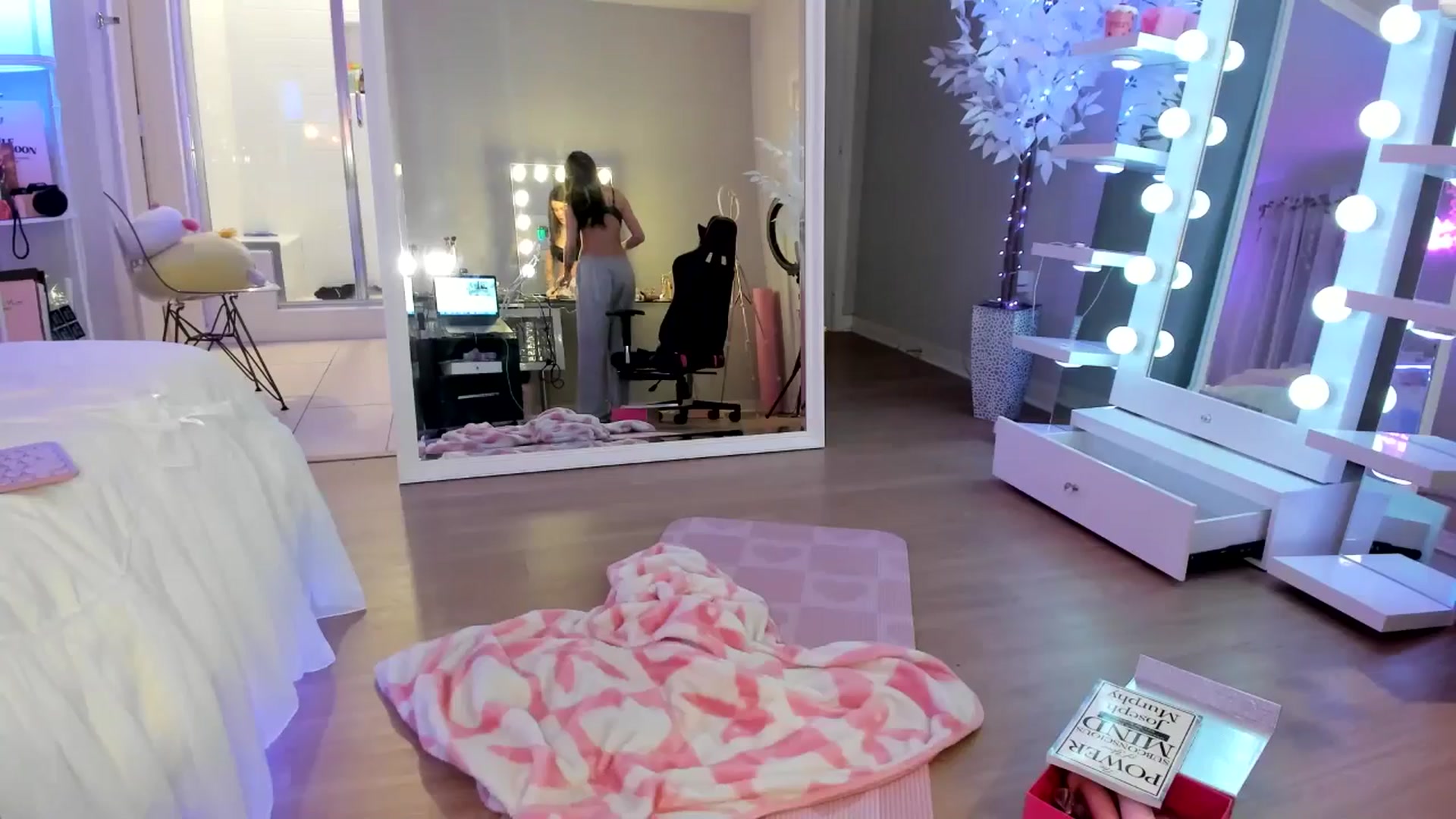 Gallery image thumbnail from BrinaNellie_'s myfreecams stream on, 03/03/2025, 05:05 image 8 of 20