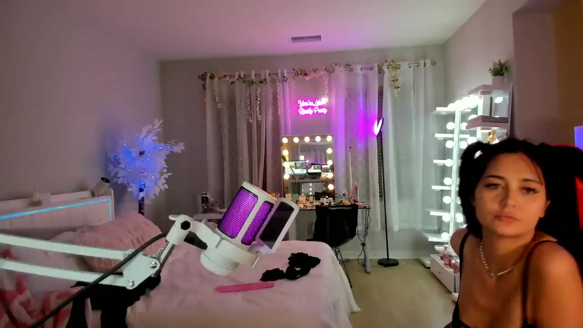 Gallery image thumbnail from BrinaNellie_'s myfreecams stream on, 04/05/2025, 05:42 image 5 of 20