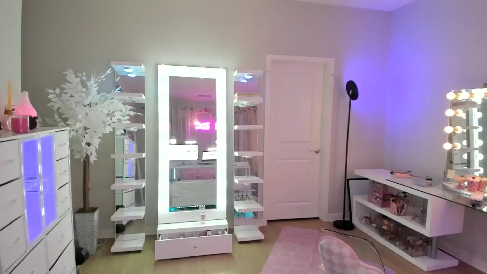 Gallery image thumbnail from BrinaNellie_'s myfreecams stream on, 05/03/2025, 10:57 image 15 of 20