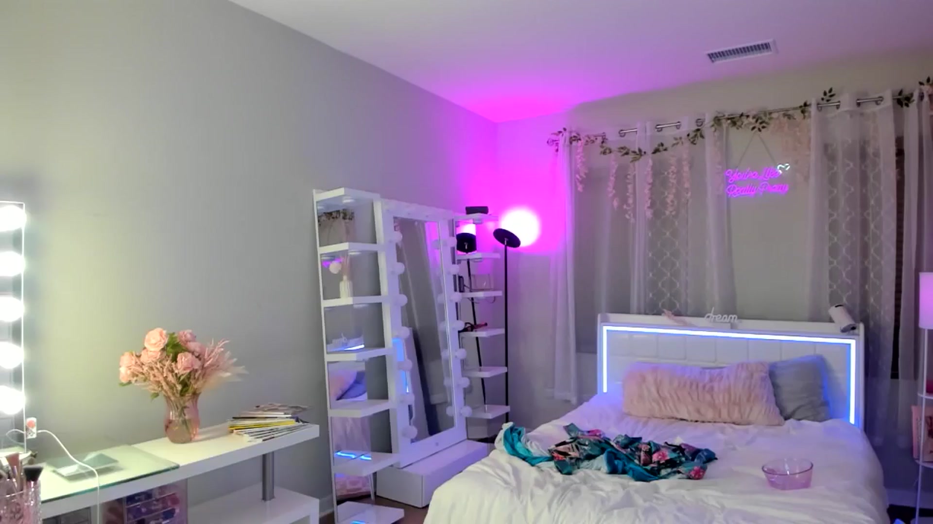 Gallery image thumbnail from BrinaNellie_'s myfreecams stream on, 06/25/2025, 07:34 image 19 of 20