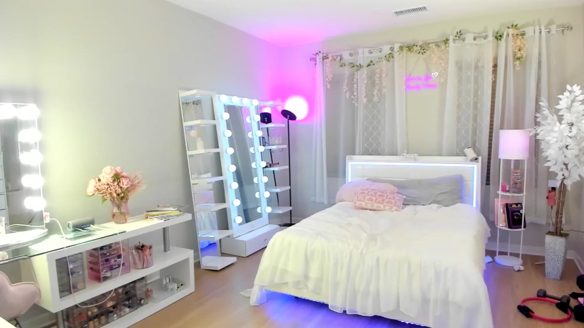Gallery image thumbnail from BrinaNellie_'s myfreecams stream on, 06/25/2025, 07:34 image 9 of 20