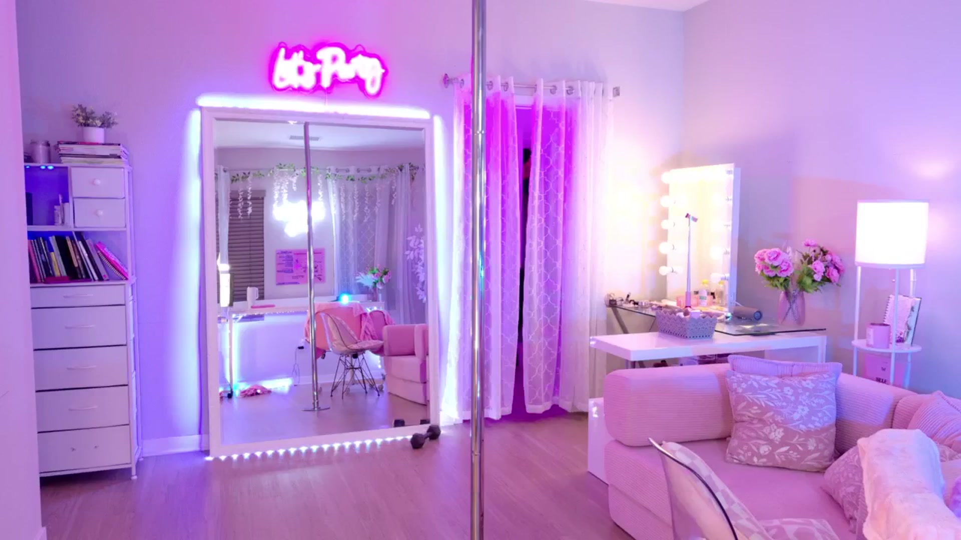 Gallery image thumbnail from BrinaNellie_'s myfreecams stream on, 04/16/2026, 06:03 image 10 of 20