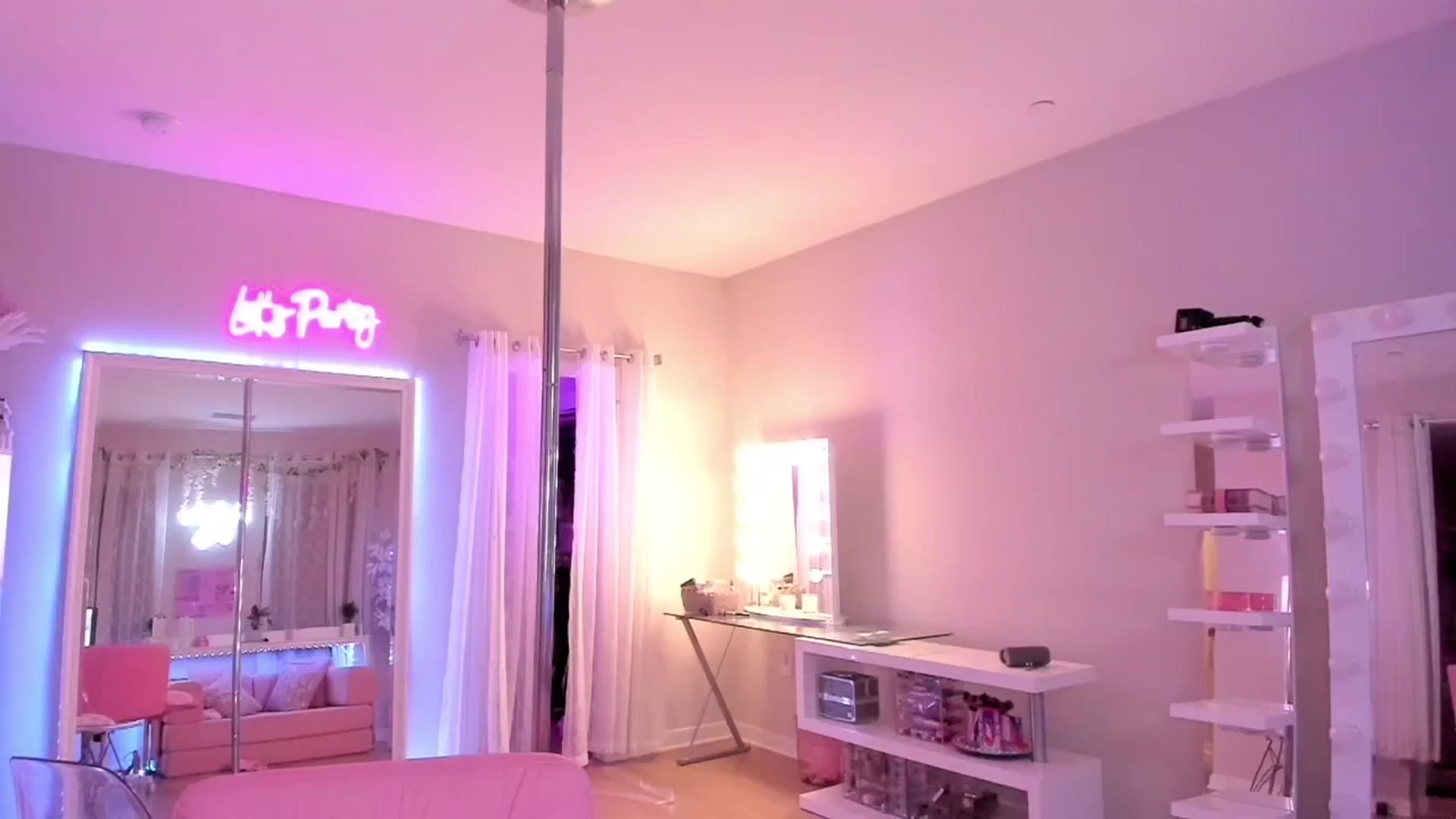 Gallery image thumbnail from BrinaNellie_'s myfreecams stream on, 04/19/2026, 06:55 image 6 of 20
