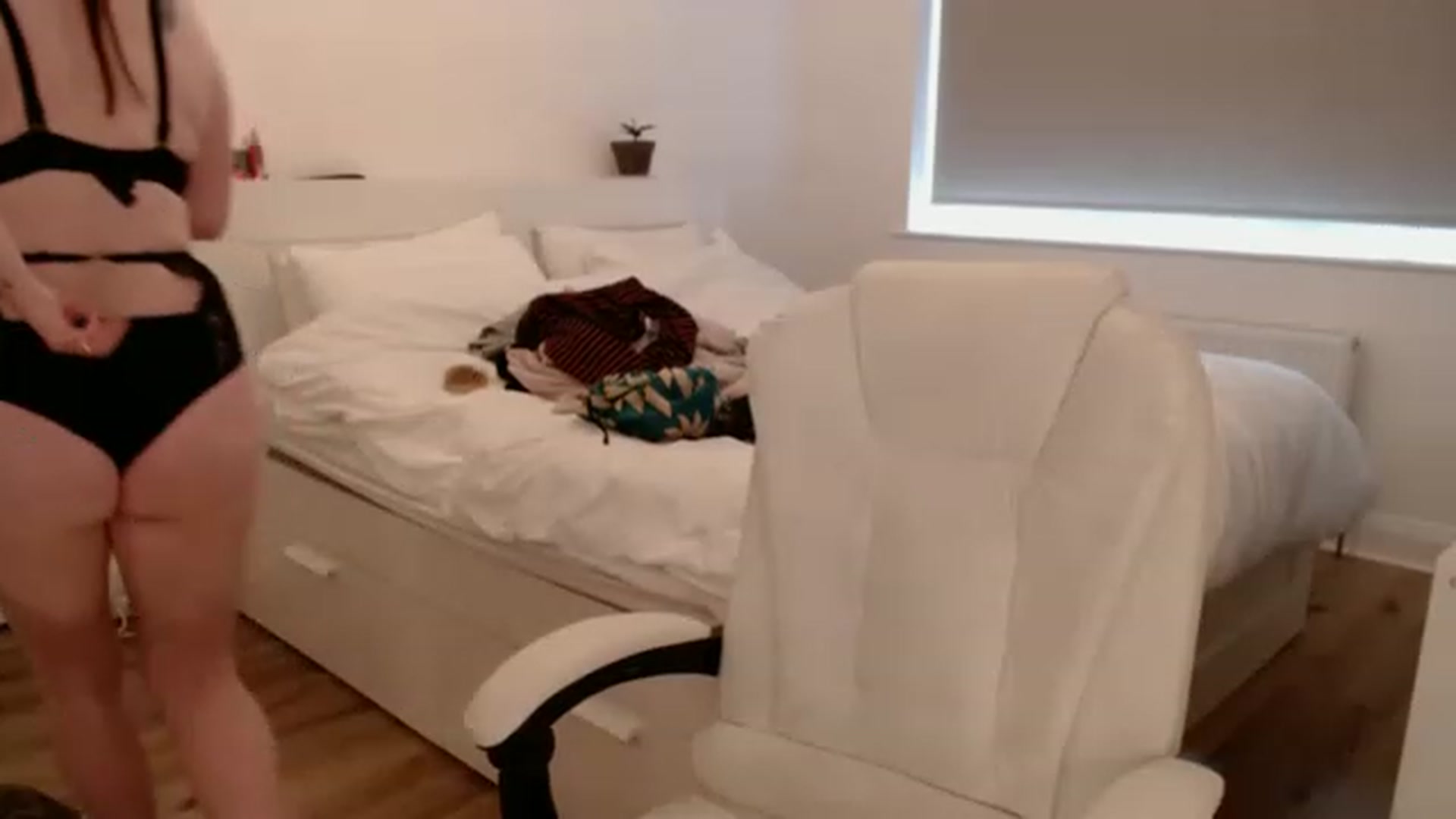 Gallery image thumbnail from BritHousewife's myfreecams stream on, 12/11/2022, 11:25 image 6 of 20