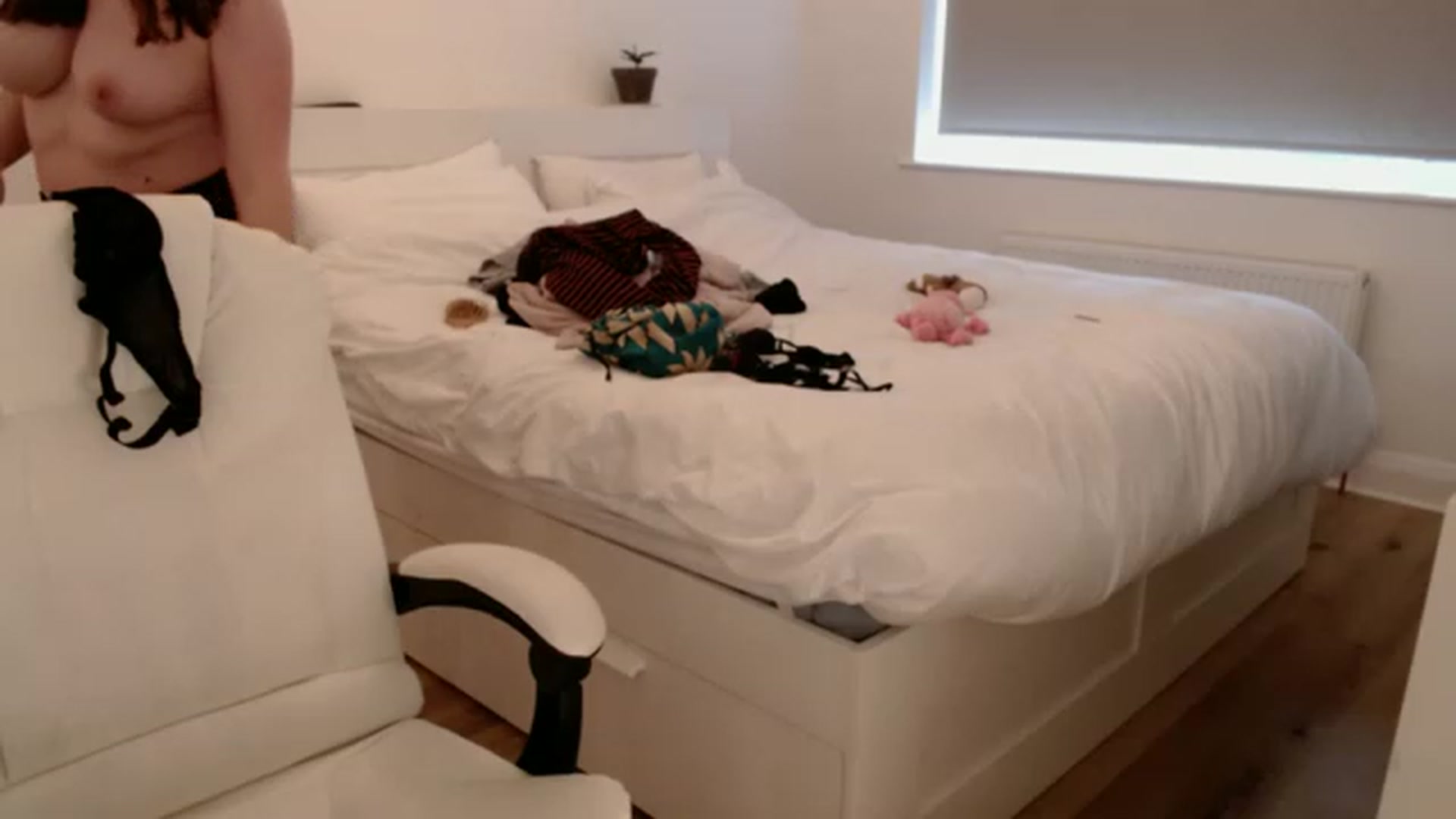 Gallery image thumbnail from BritHousewife's myfreecams stream on, 12/11/2022, 11:25 image 3 of 20