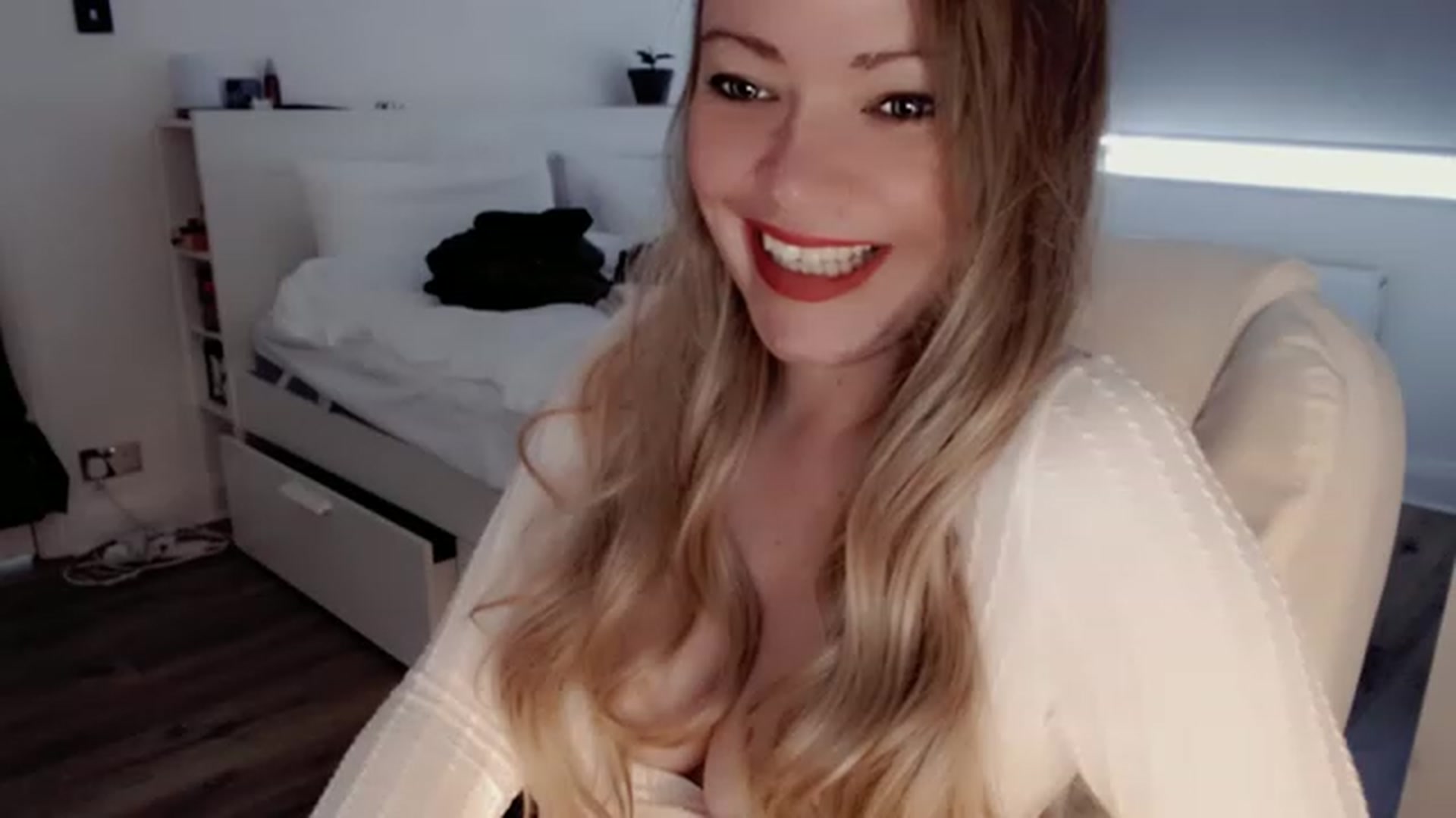 Gallery image thumbnail from BritHousewife's myfreecams stream on, 12/15/2022, 13:13 image 18 of 20