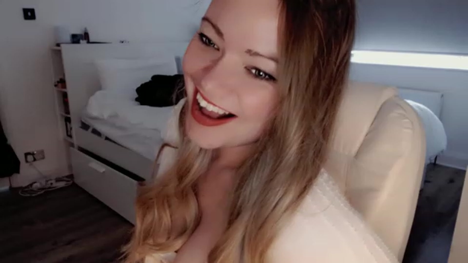 Gallery image thumbnail from BritHousewife's myfreecams stream on, 12/15/2022, 13:44 image 11 of 20